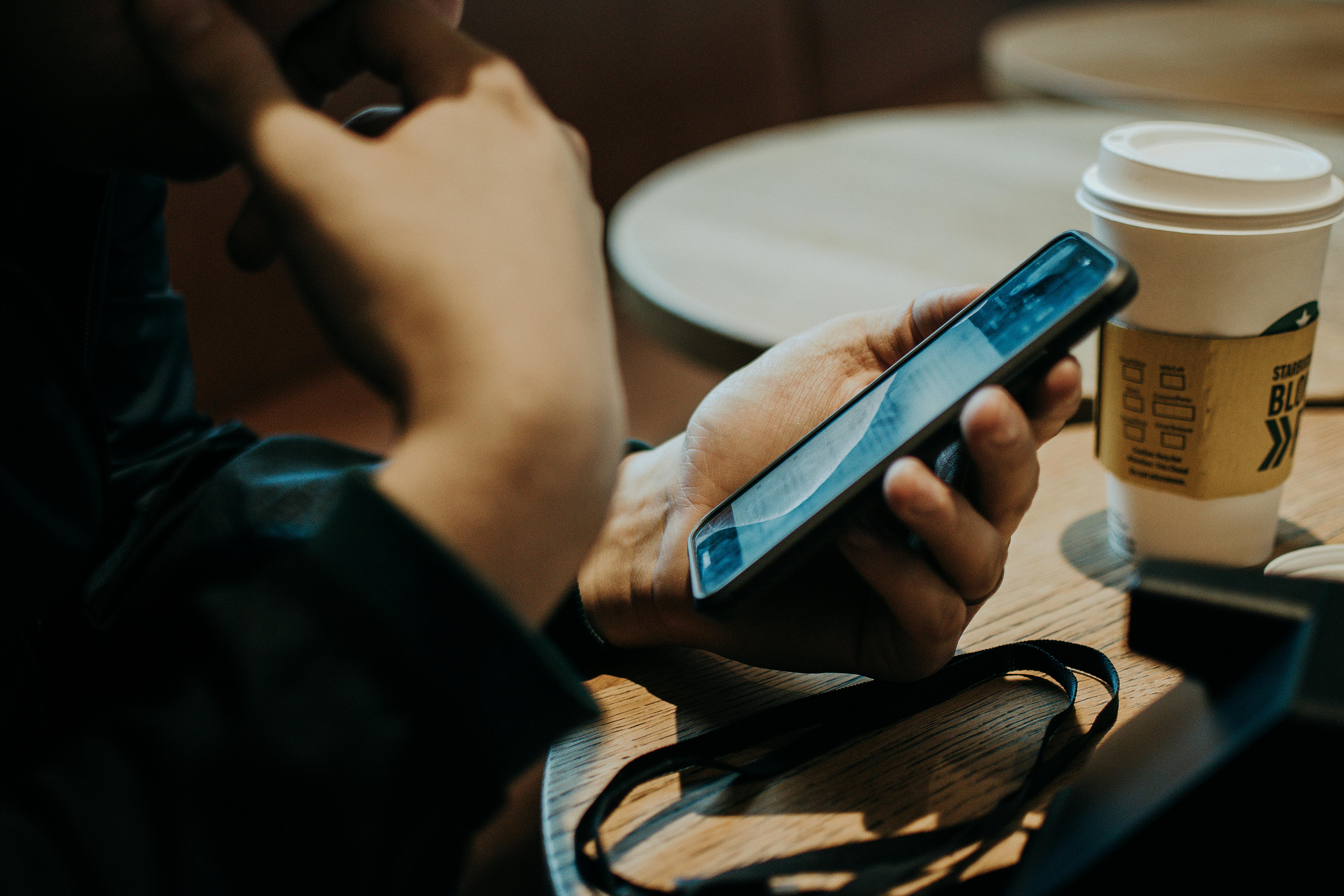 Une personne tenant un smartphone | Source : Pexels