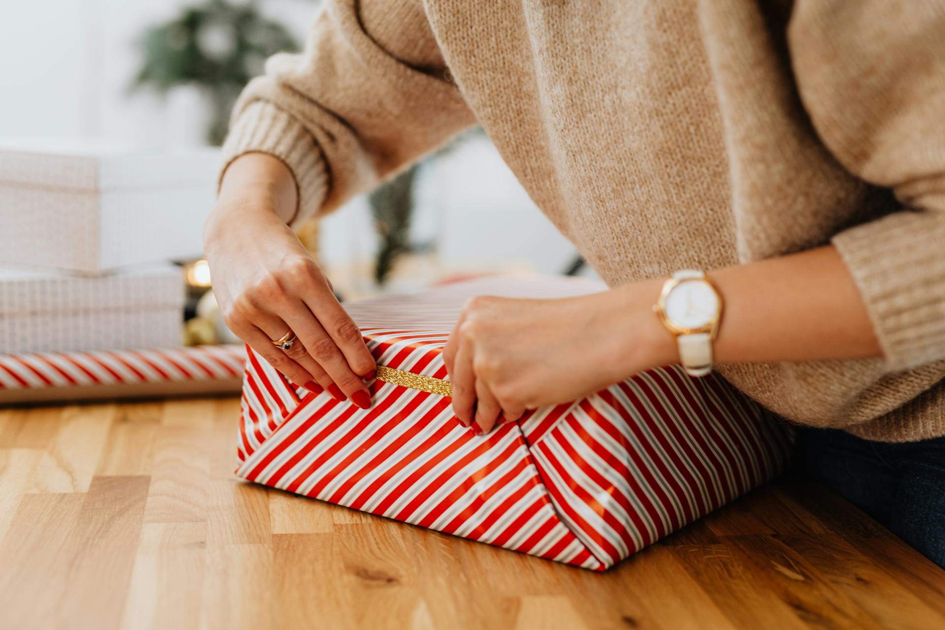 Une femme qui emballe un cadeau | Source : Pexels