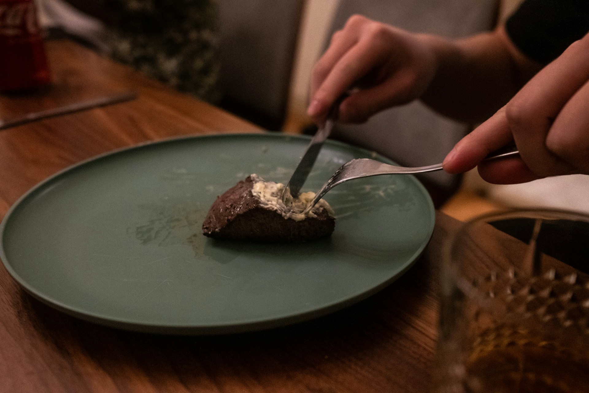 Une personne en plein repas | Source : Unsplash