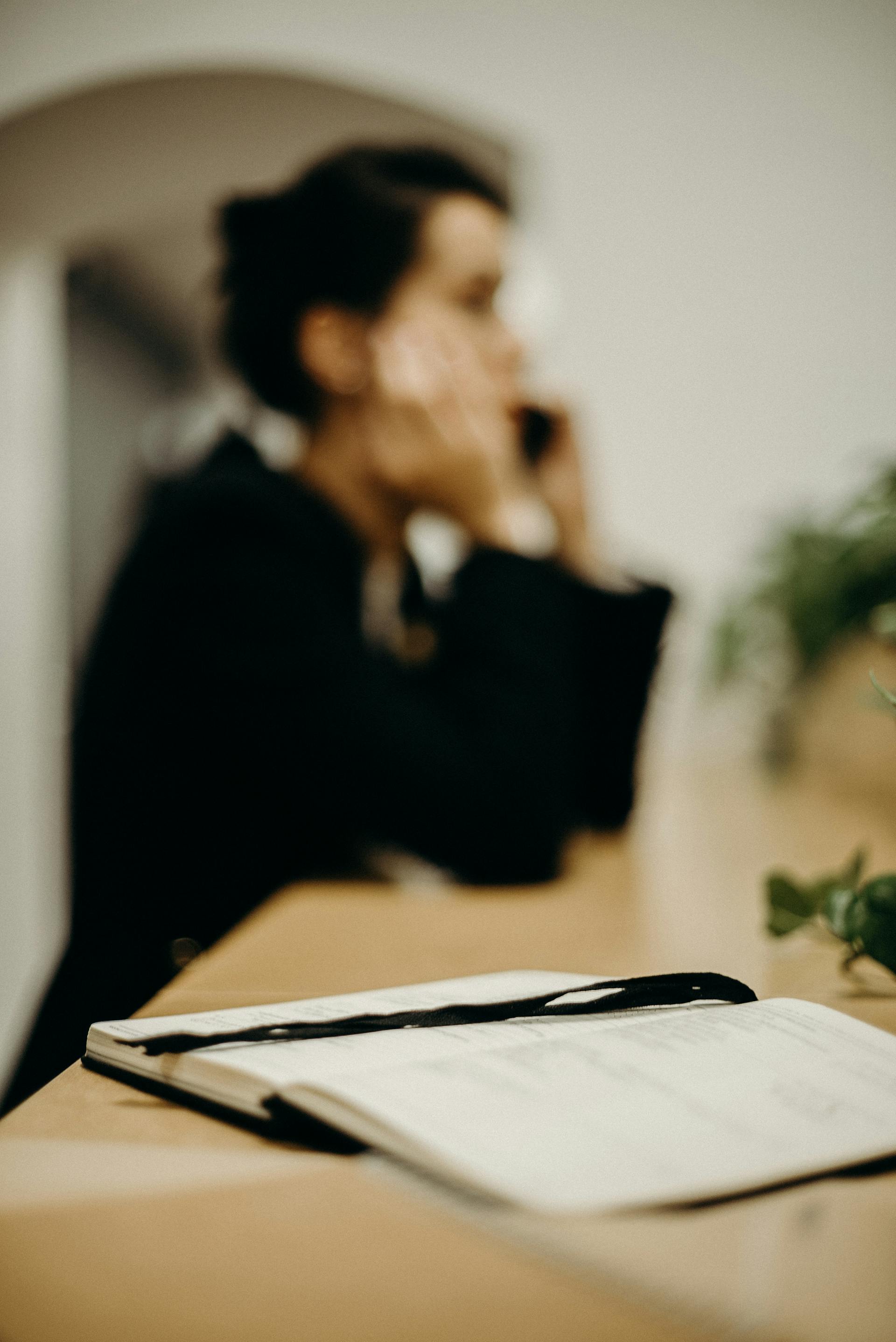 Une femme passant un appel téléphonique | Source : Pexels