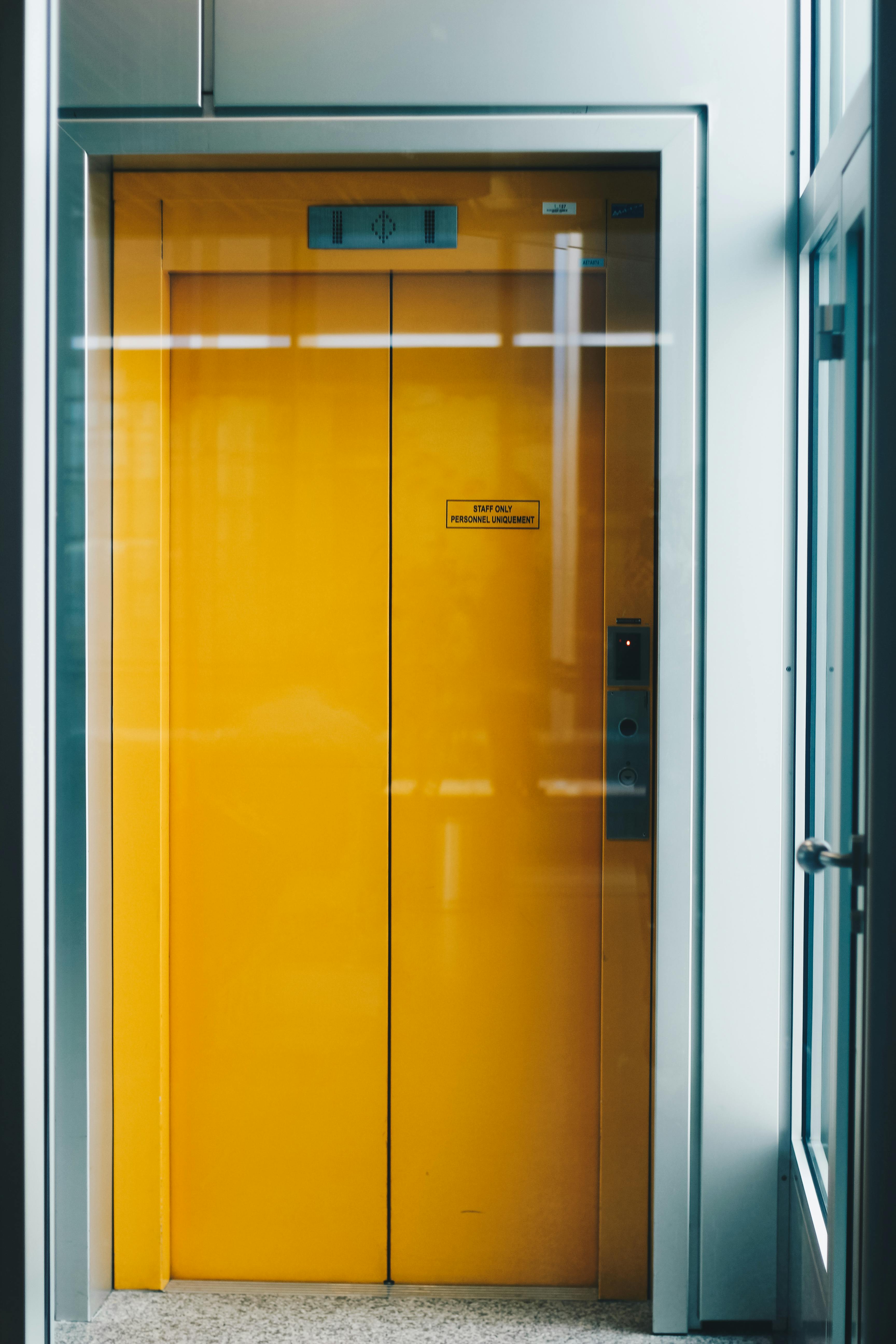 Une porte d'ascenseur jaune | Source : Pexels