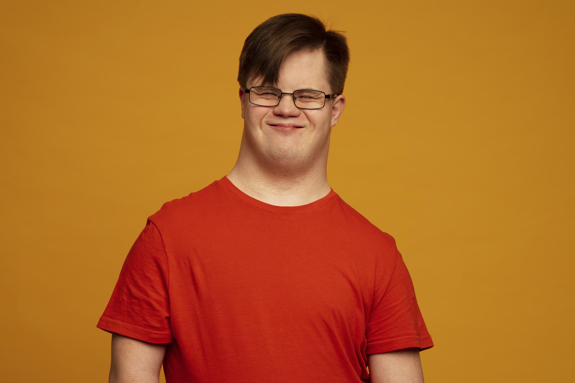 Un garçon heureux | Source : Freepik