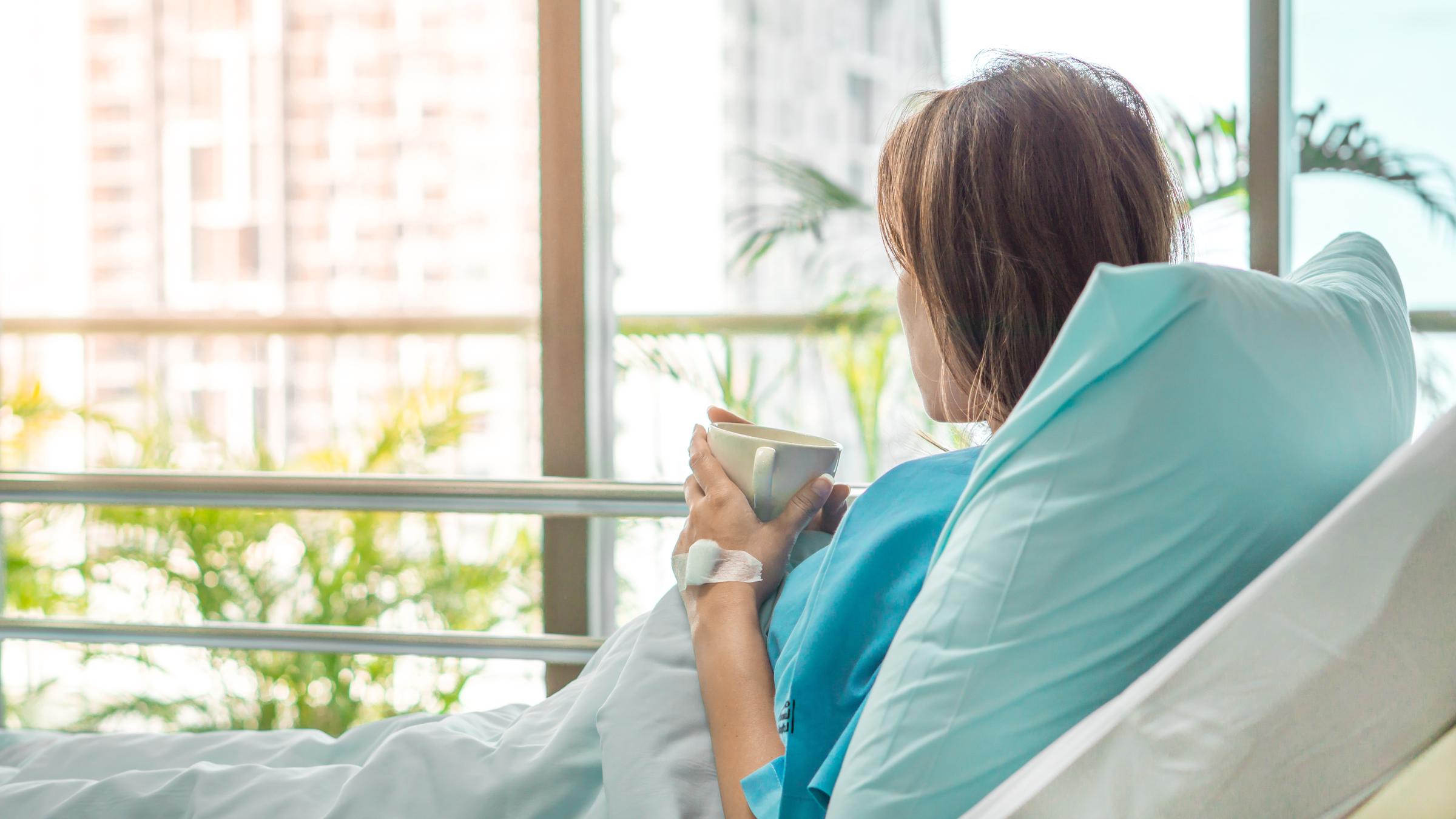 Fille dans le lit d'hôpital | Source : Shutterstock