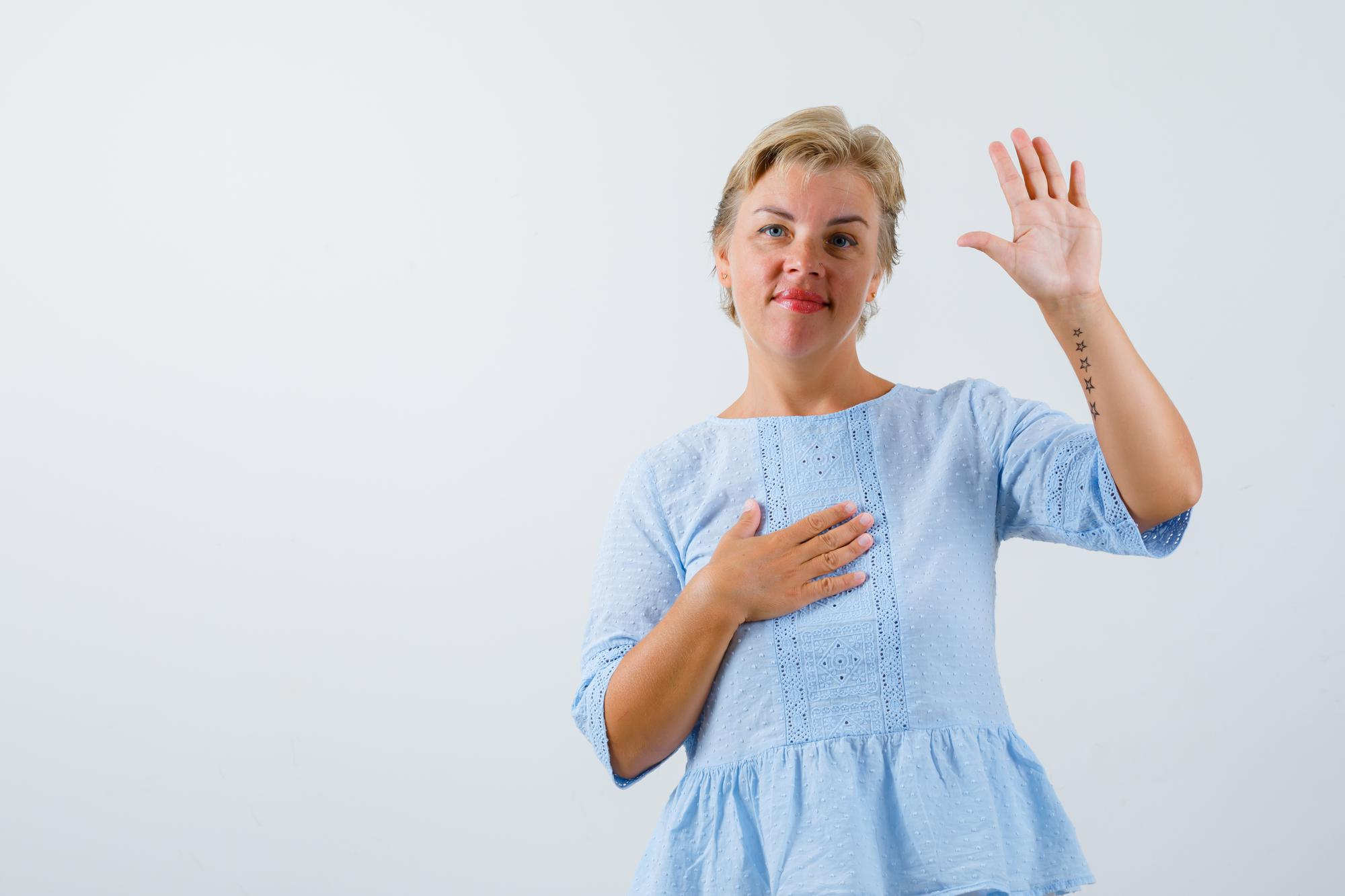 Une femme qui lève la main pour s'opposer à quelque chose | Source : Freepik