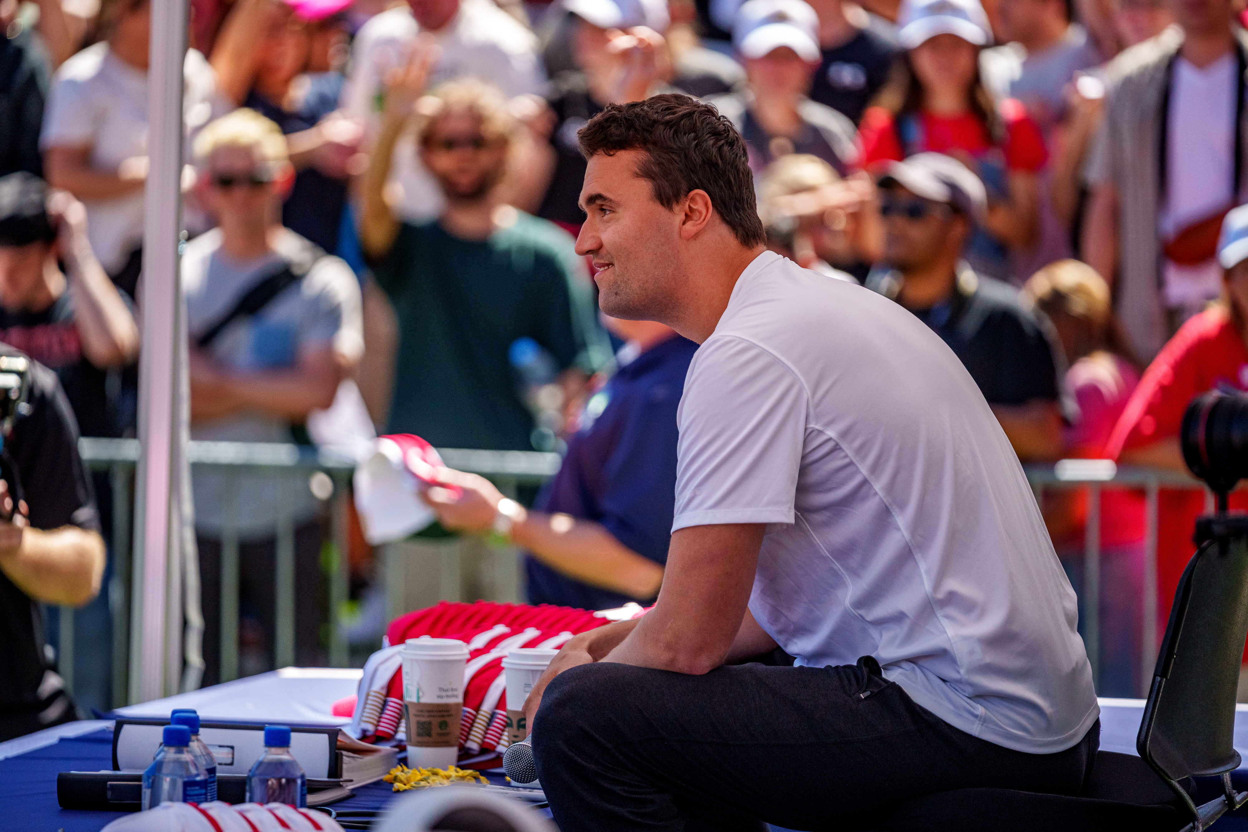 Charlie Kirk sourit à la foule à l'Utah Valley University à Orem le 10 septembre 2025. | Source : Getty Images