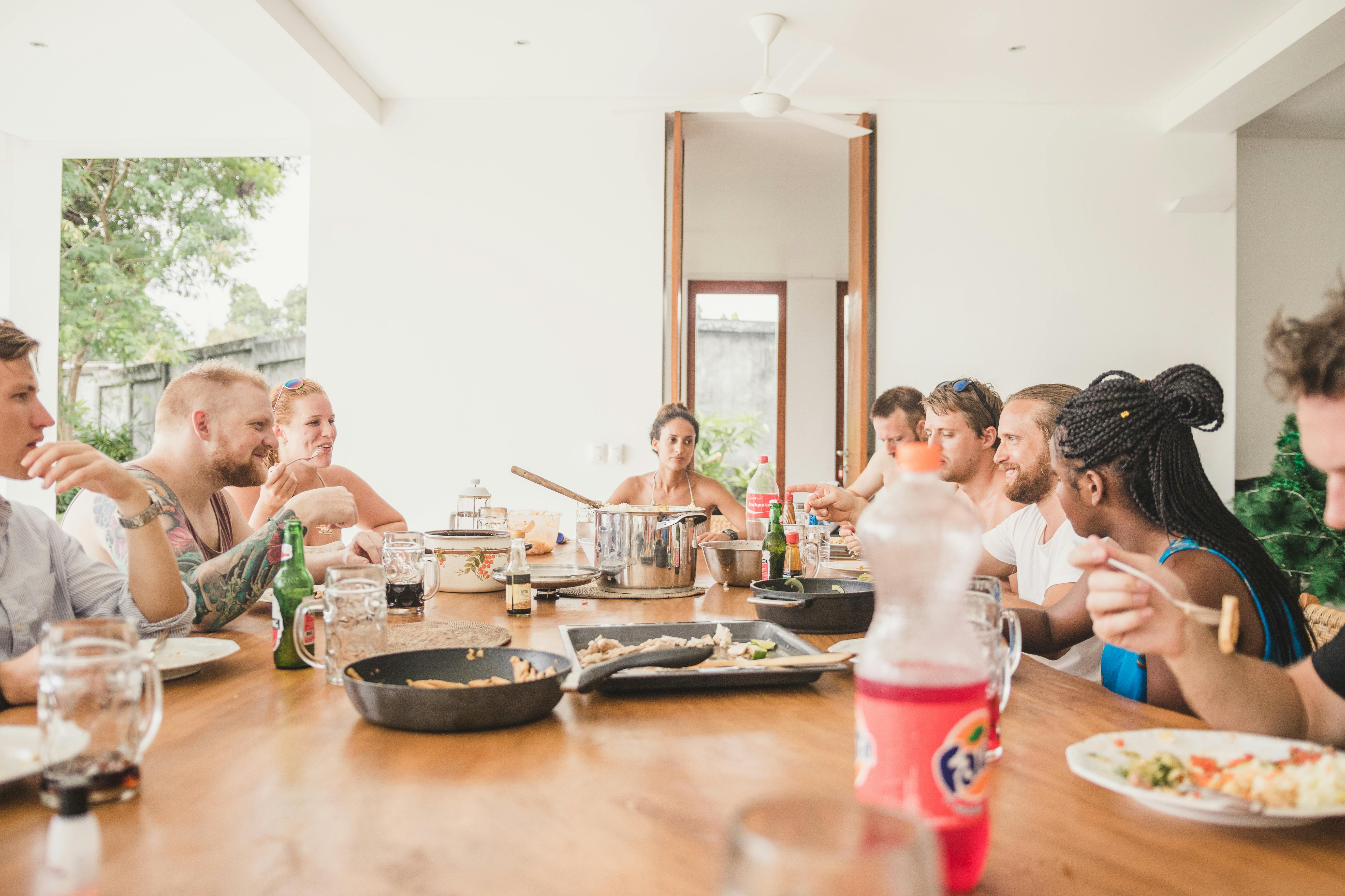 Un groupe de personnes dînant ensemble | Source : Pexels