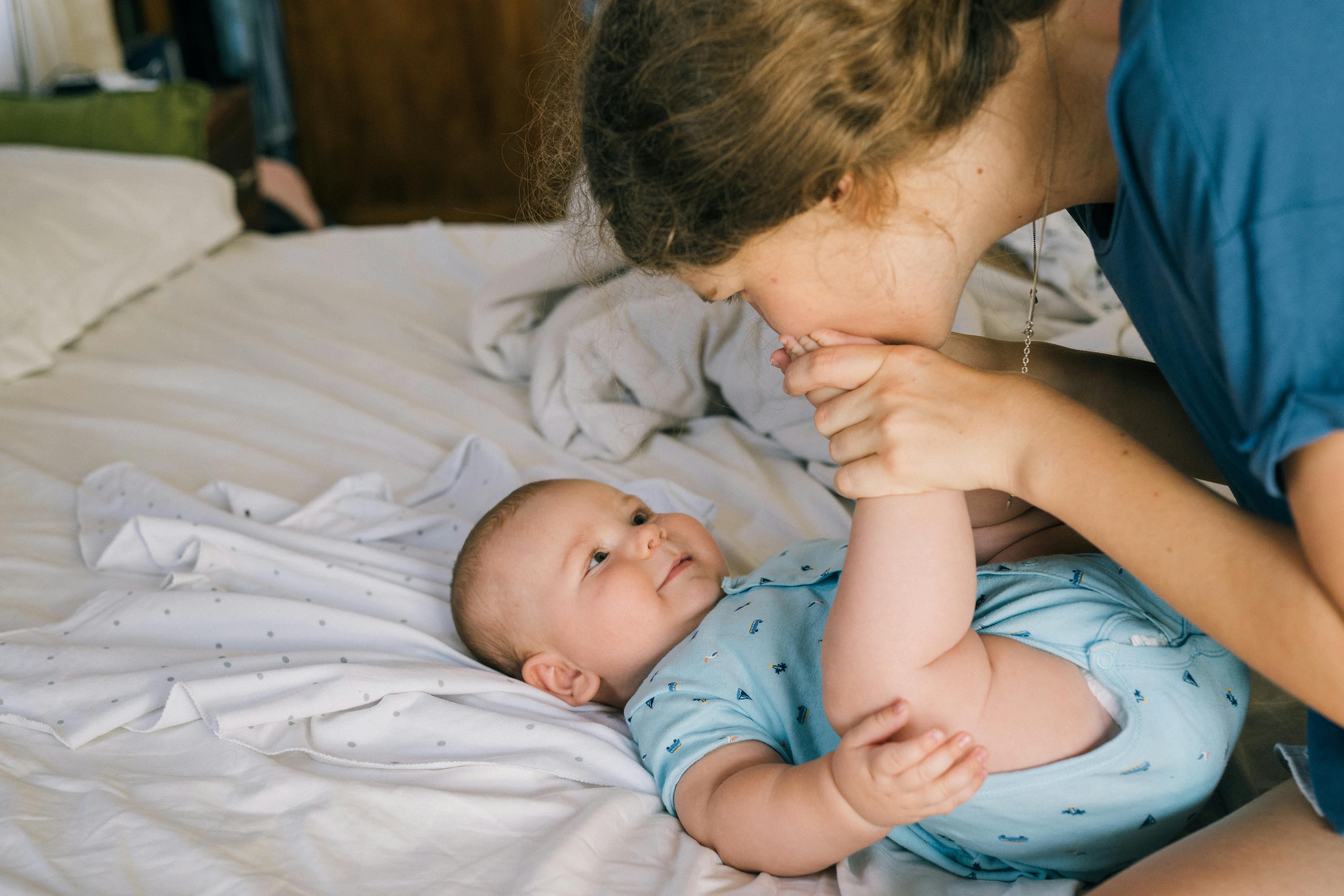 Femme embrassant les pieds de son bébé | Source : Pexels