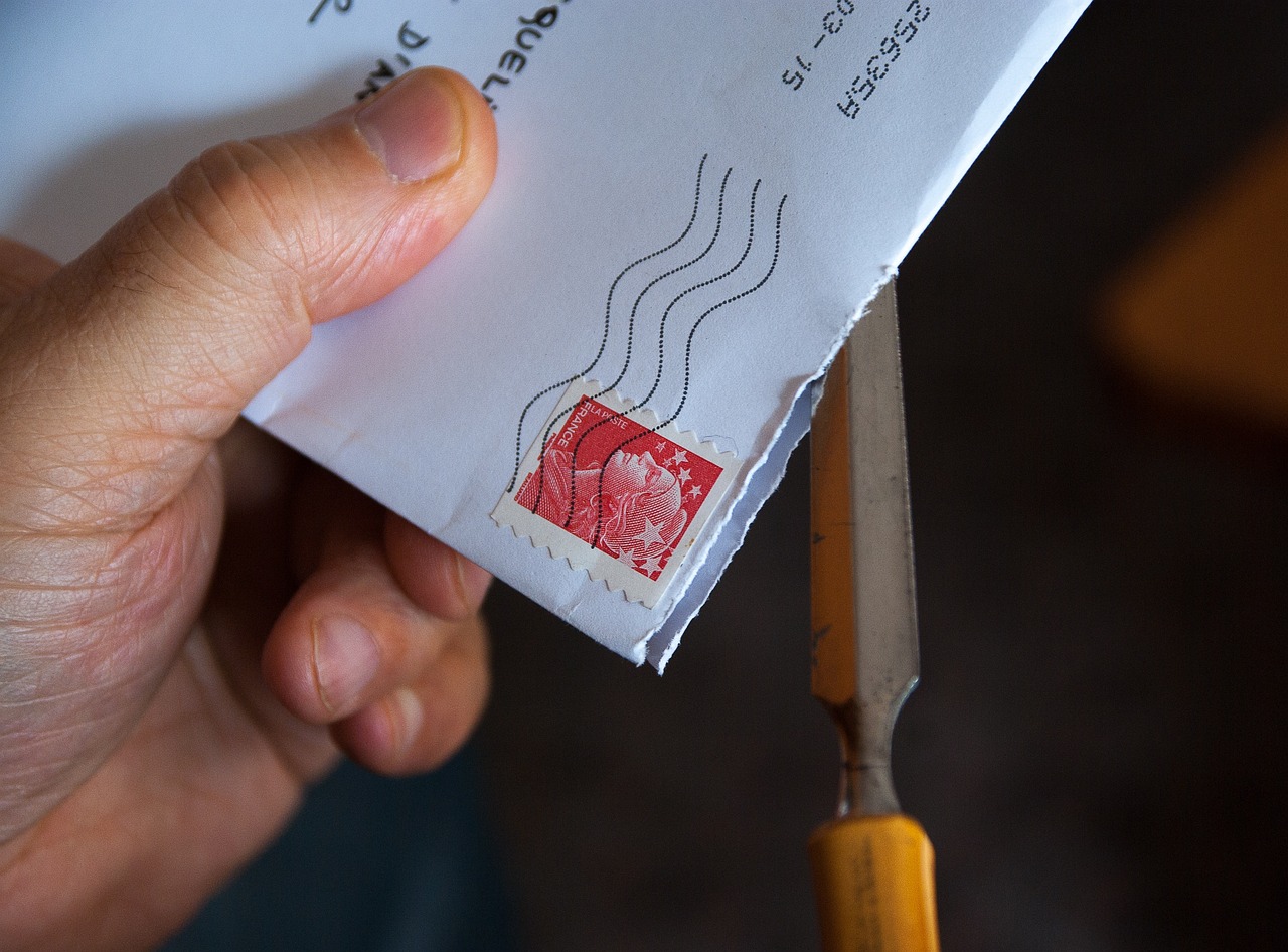 Un homme qui tient une enveloppe | Source : Pixabay
