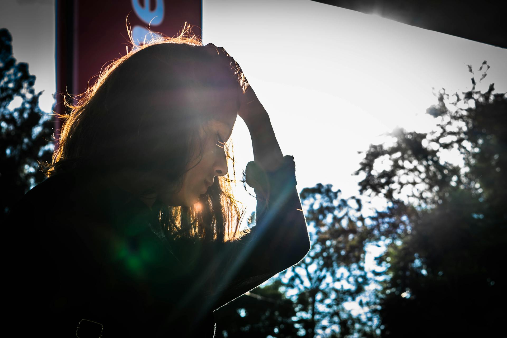 Une femme qui regarde vers le bas | Source : Pexels