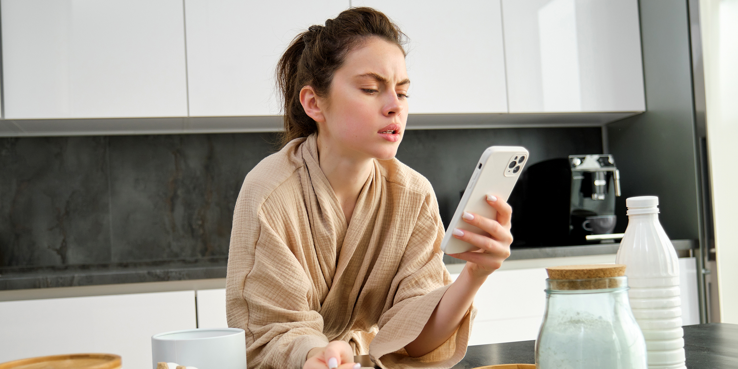 Une jeune femme utilisant son téléphone | Source : Shutterstock