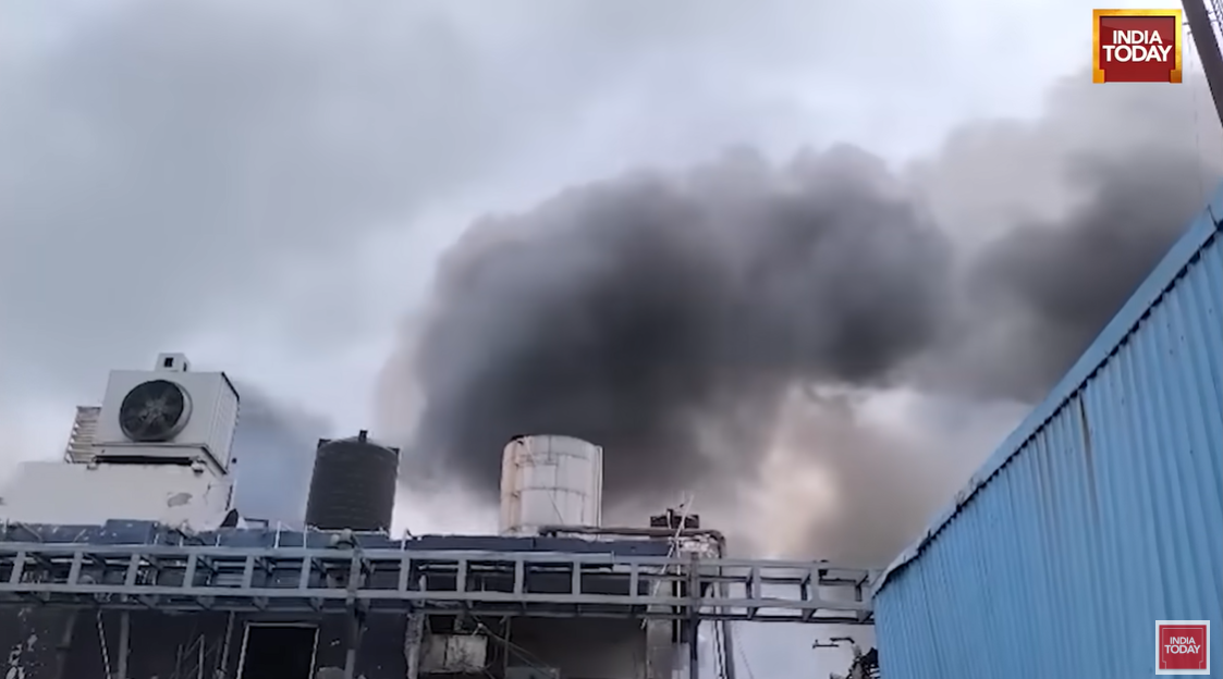 Une épaisse fumée s'échappe de l'usine de Sigachi Industries après une explosion meurtrière à Telangana, en Inde, postée le 1er juillet 2025 | Source : YouTube/India Today
