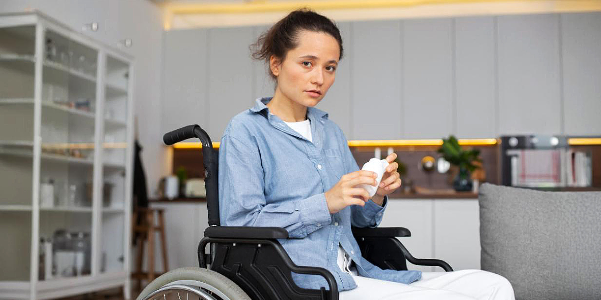 Une femme en fauteuil roulant | Source : Freepik