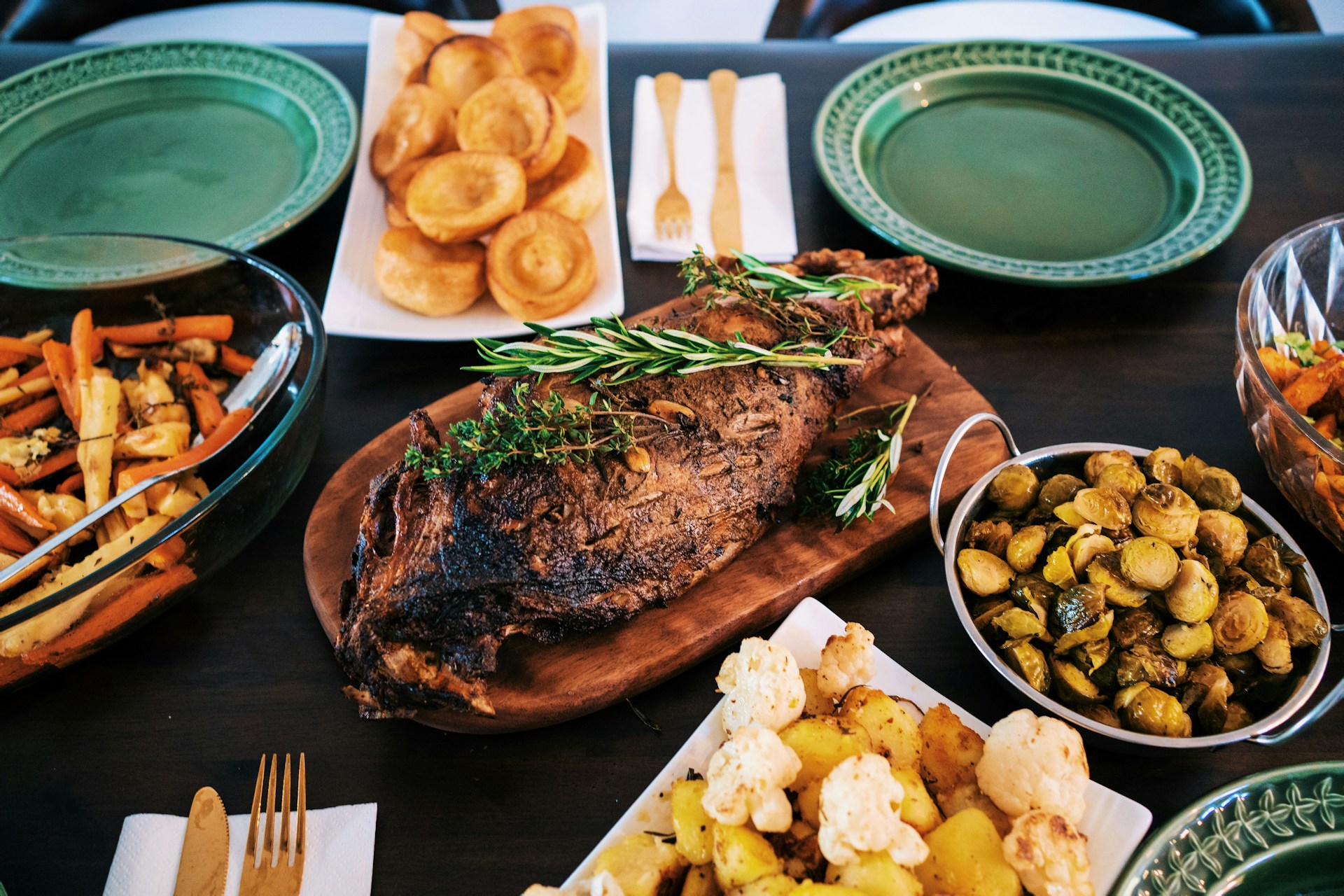 Dîner posé sur une table | Source : Unsplash