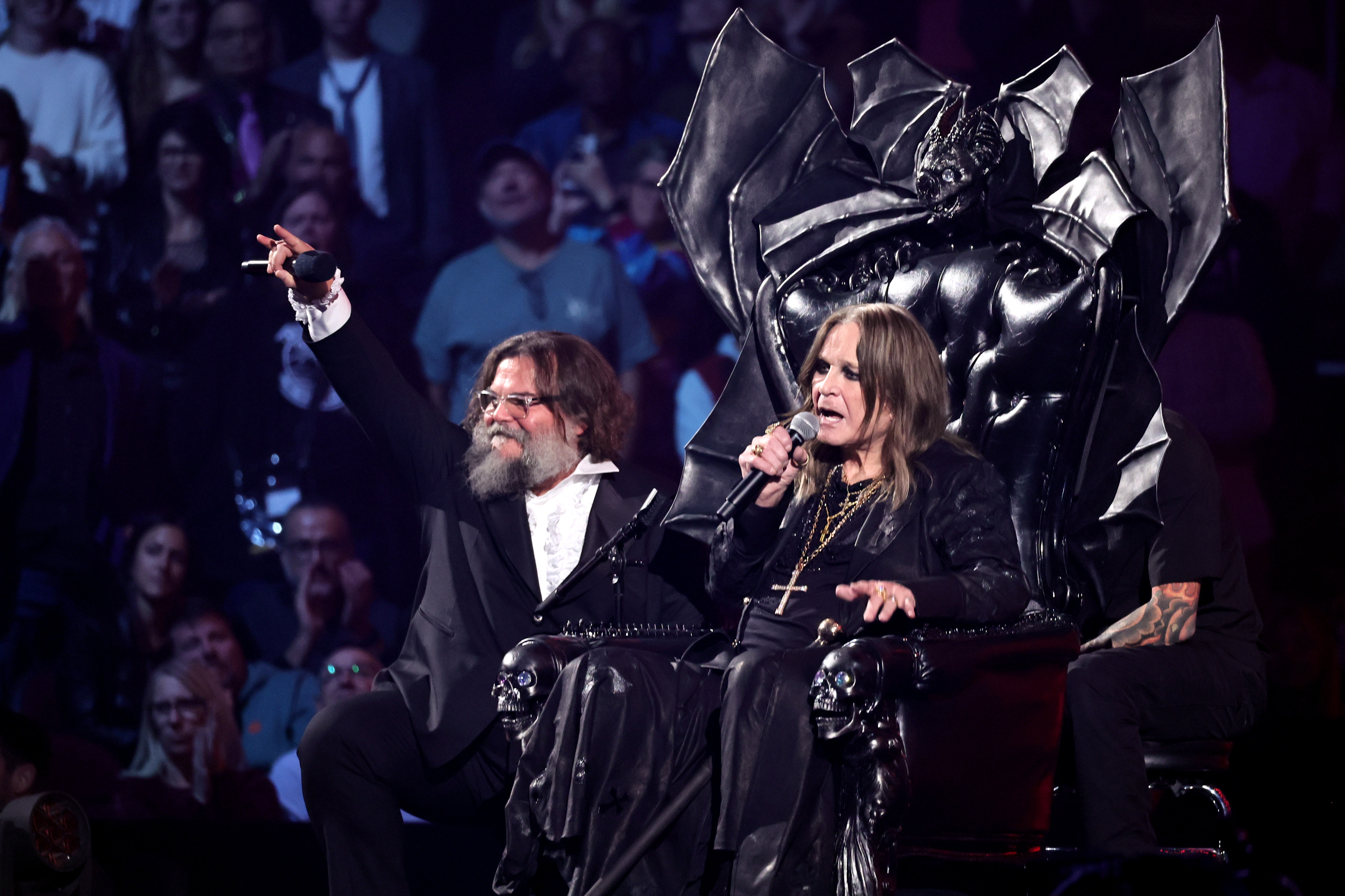 Jack Black et Ozzy Osbourne sur scène lors de la cérémonie d'intronisation au Rock & Roll Hall Of Fame 2024, le 19 octobre 2024 à Cleveland, dans l'Ohio. | Source : Getty Images
