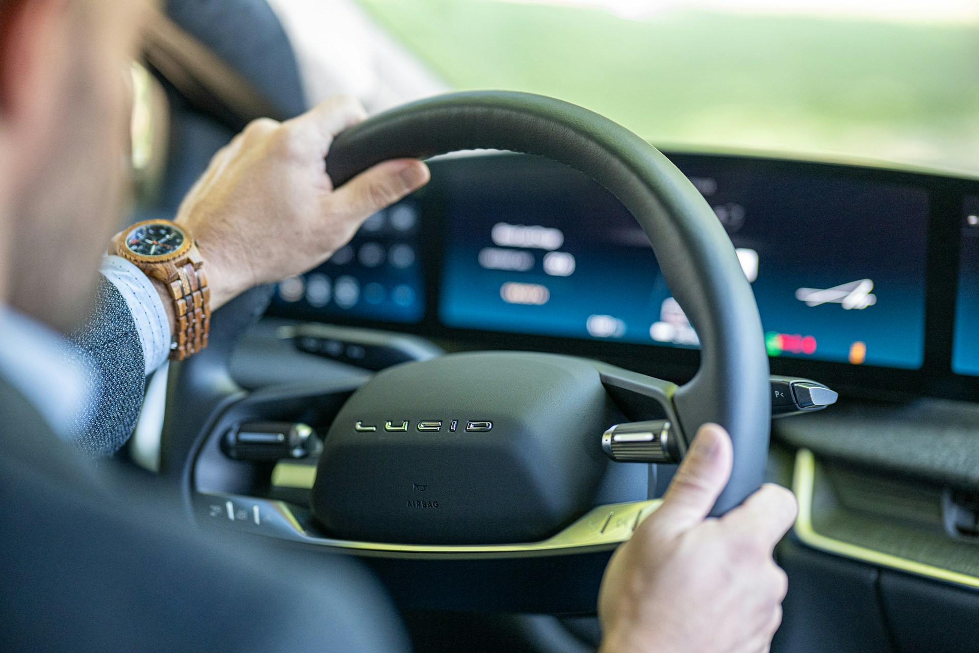 Un homme au volant d'une voiture | Source : Unsplash