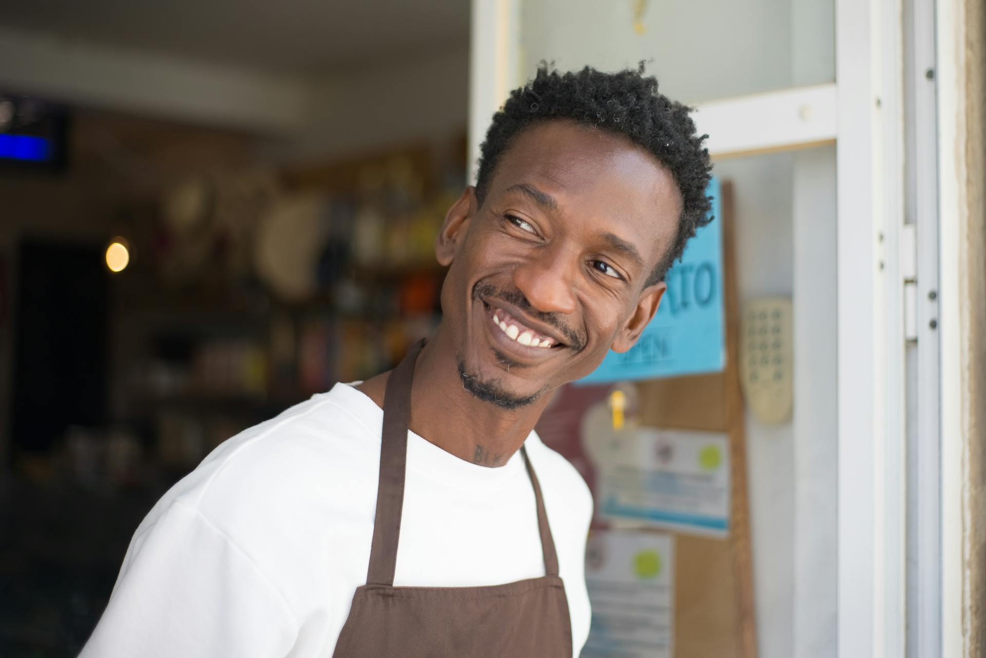 Employé d'une épicerie | Source : Pexels