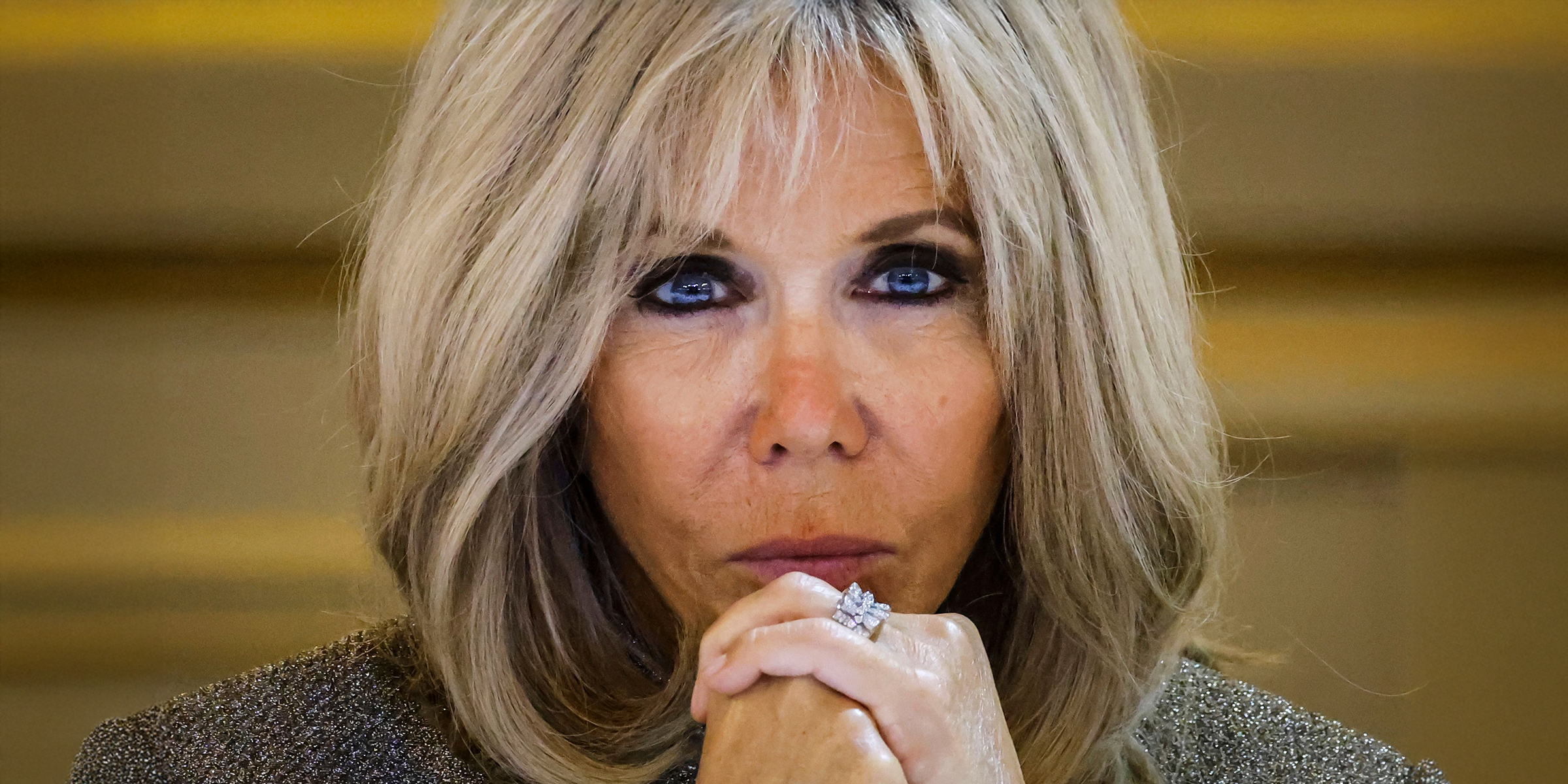 L'épouse du président français, Brigitte Macron, réagit lors d'un dîner au palais de l'Élysée à Paris le 30 septembre 2021 dans le cadre de la cérémonie de clôture de la saison Africa2020 I Source : Getty Images