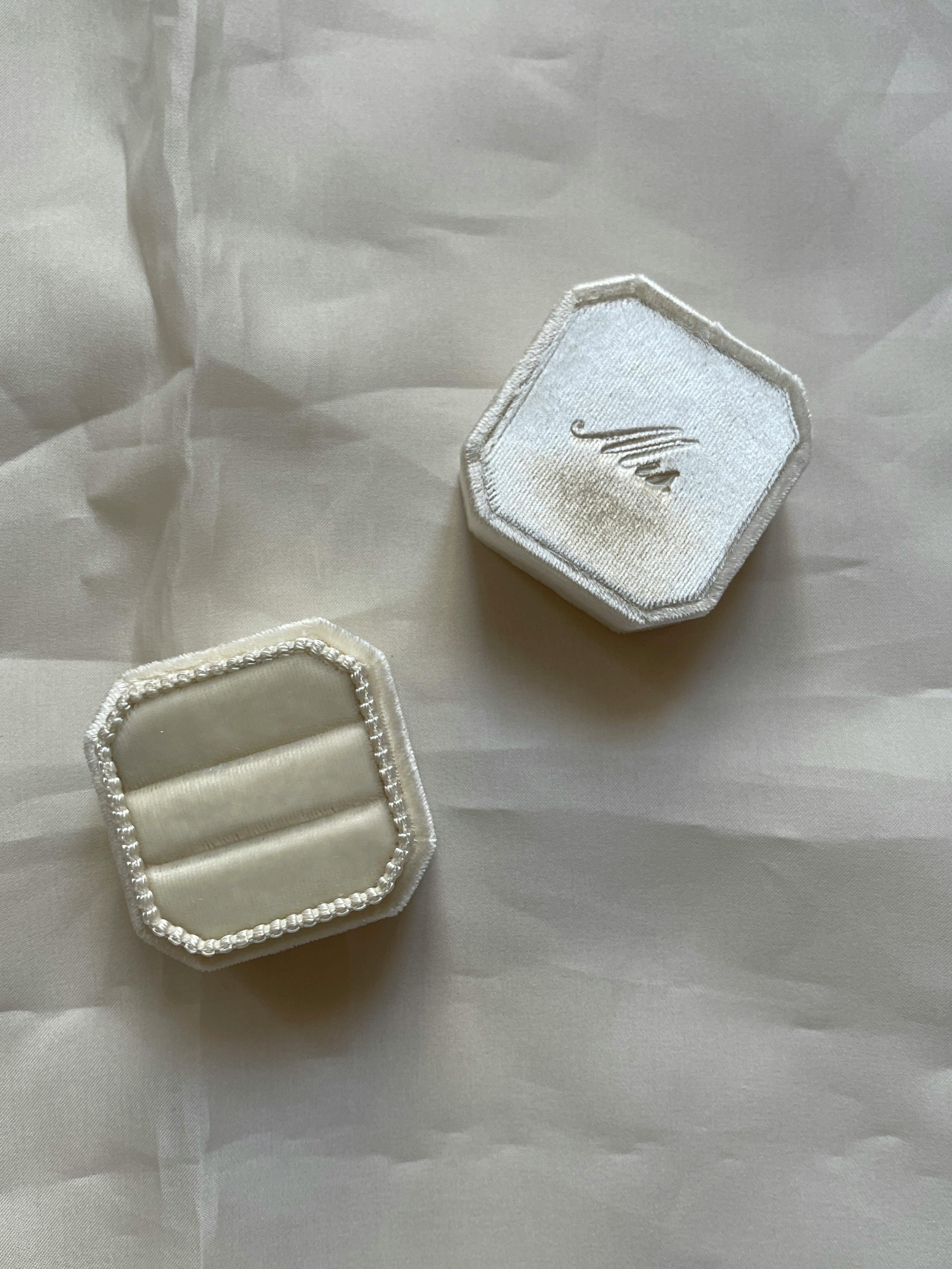Une boîte en velours blanc | Source : Pexels