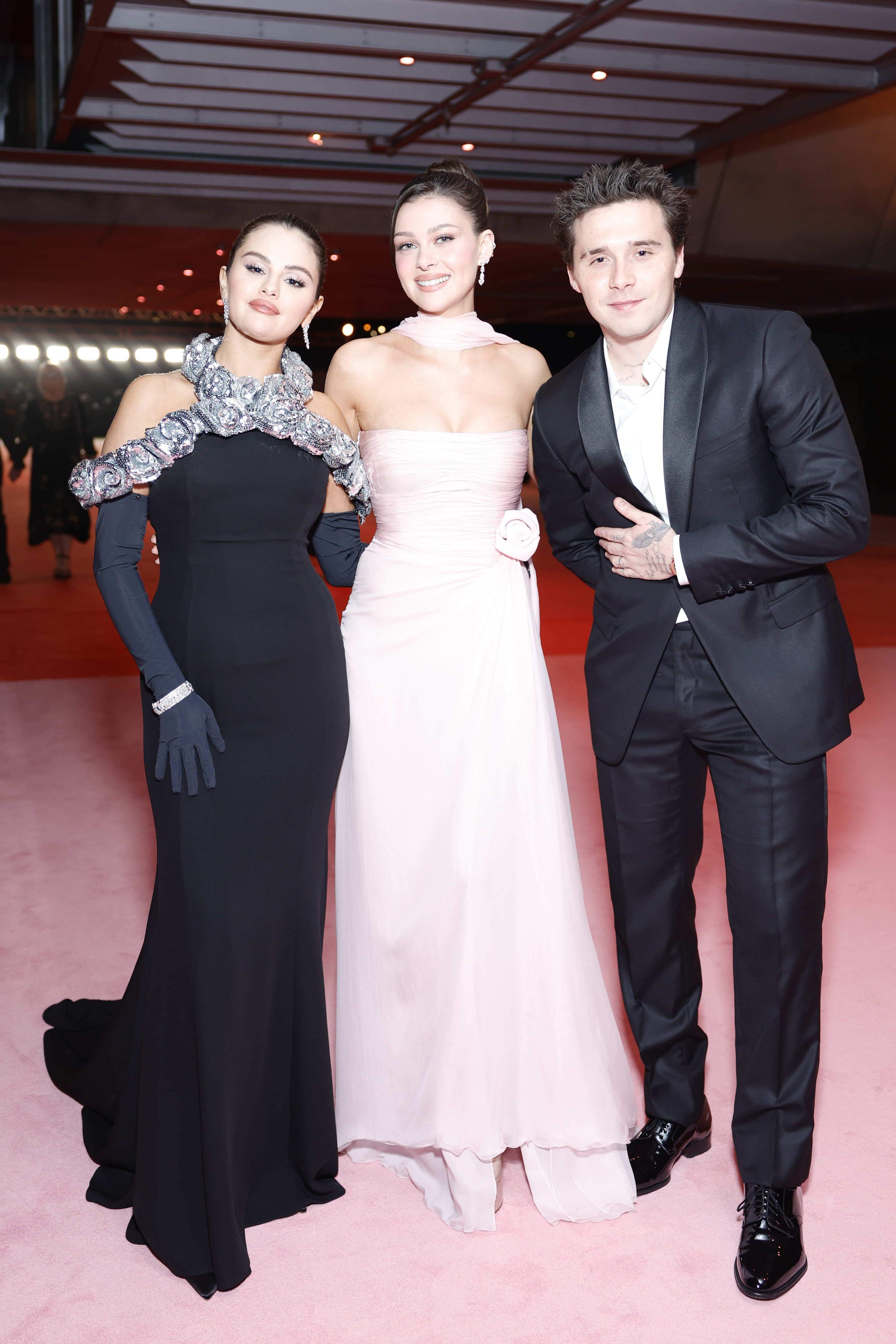 Selena Gomez avec Nicola et Brooklyn Peltz Beckham lors du 3e gala annuel de l'Academy Museum of Motion Pictures, le 3 décembre 2023, à Los Angeles, en Californie. | Source : Getty Images