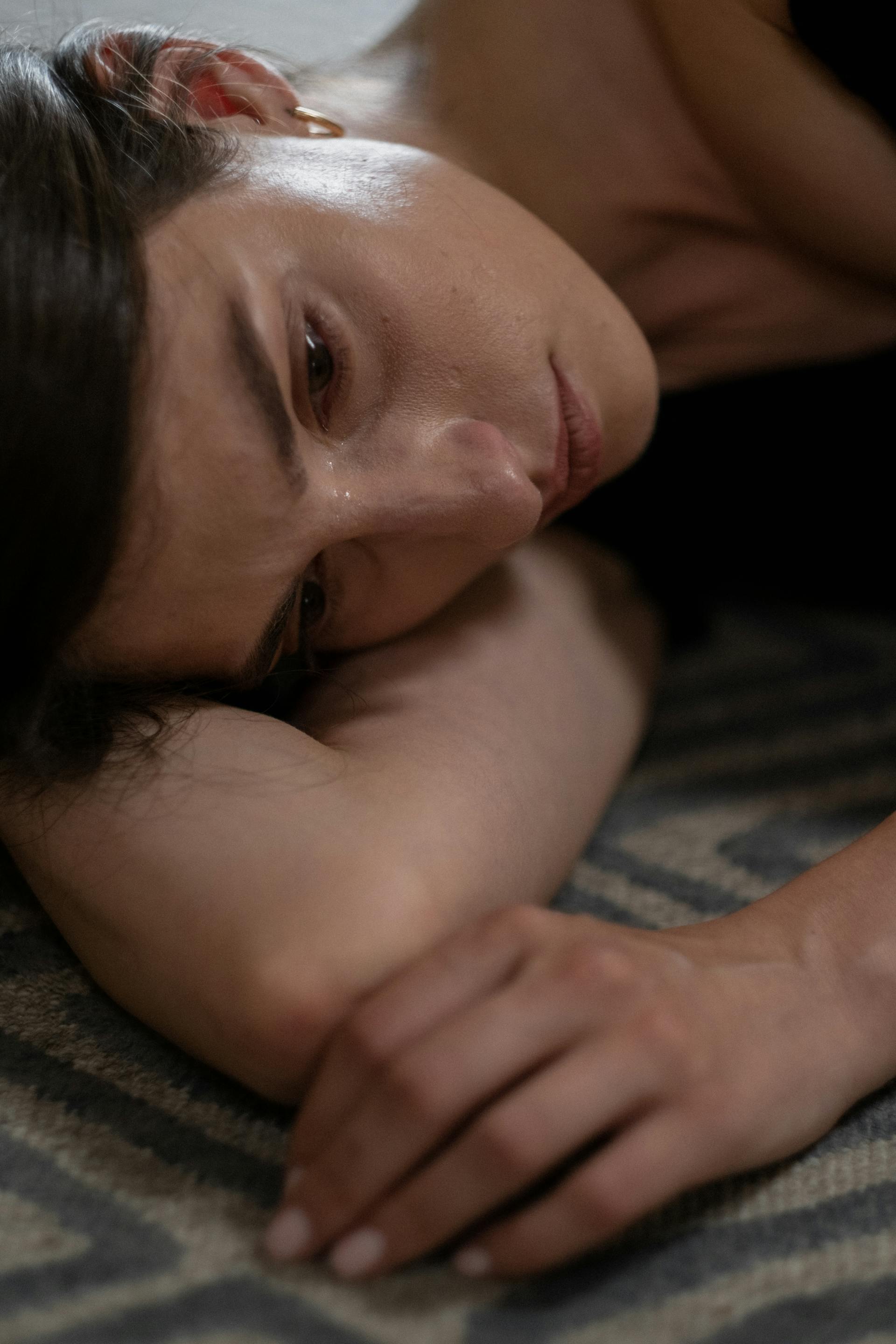Une femme qui pleure en s'allongeant | Source : Pexels