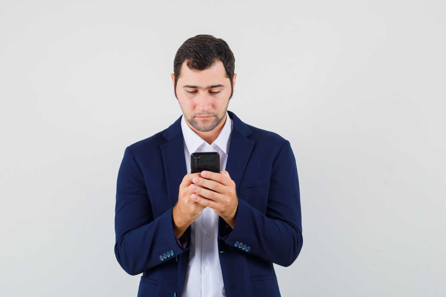 Un homme en détresse qui regarde son téléphone | Source : Freepik