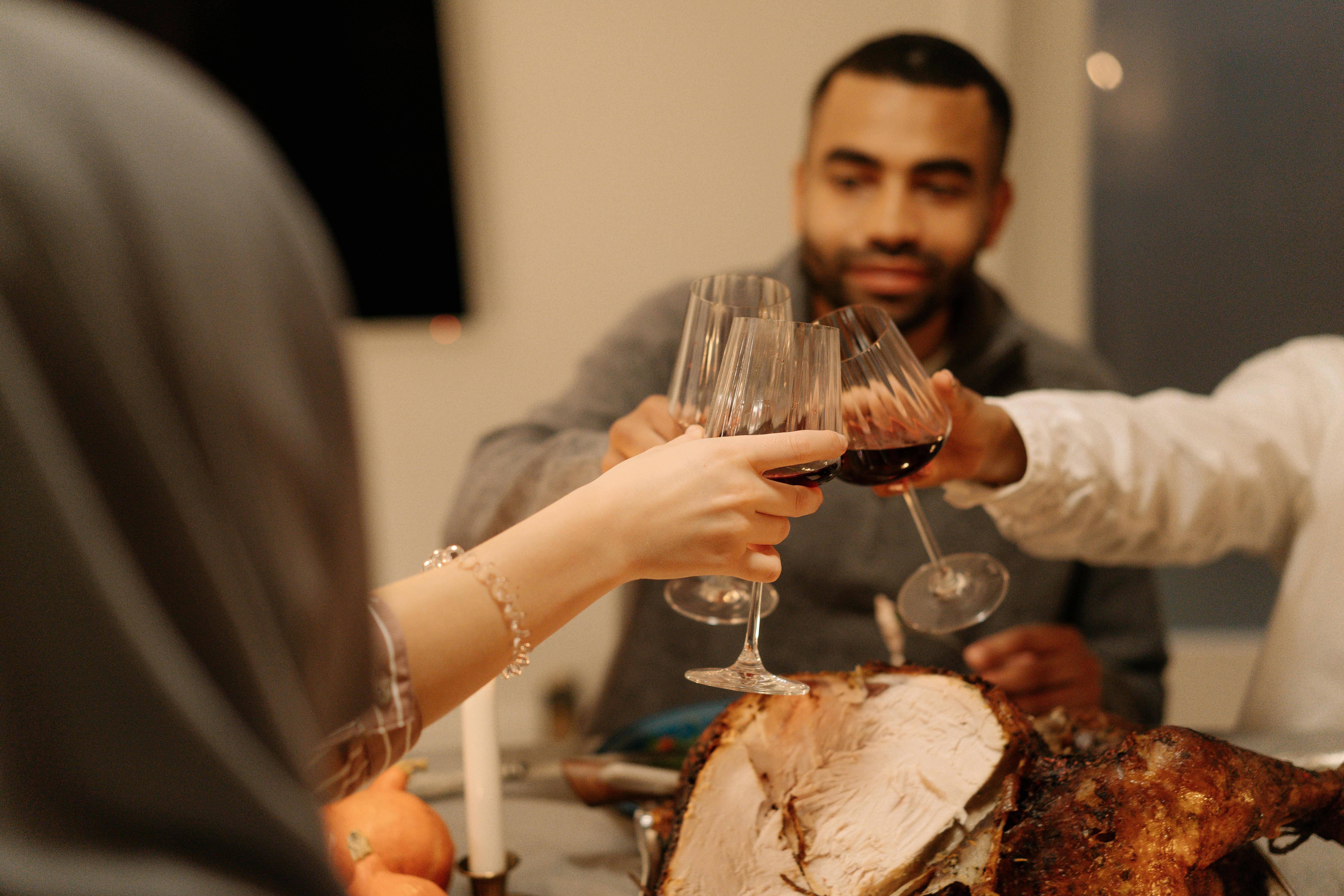 Un homme porte un toast lors d'une fête | Source : Pexels