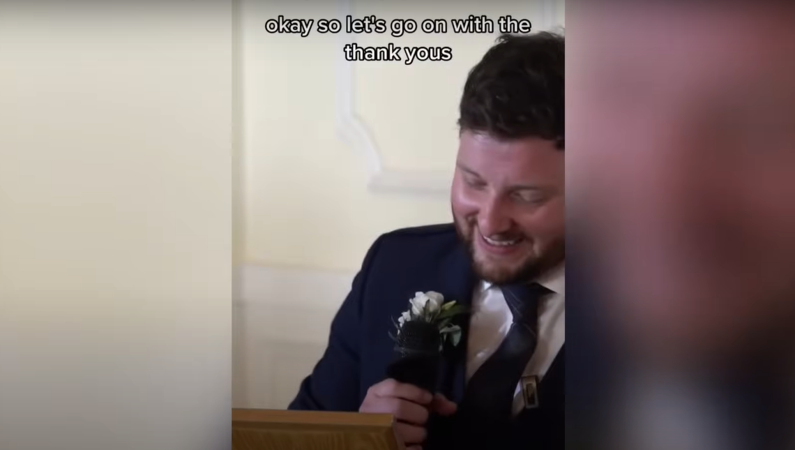 Ian Young souriant pendant son discours de mariage | Source : YouTube / Daily Record