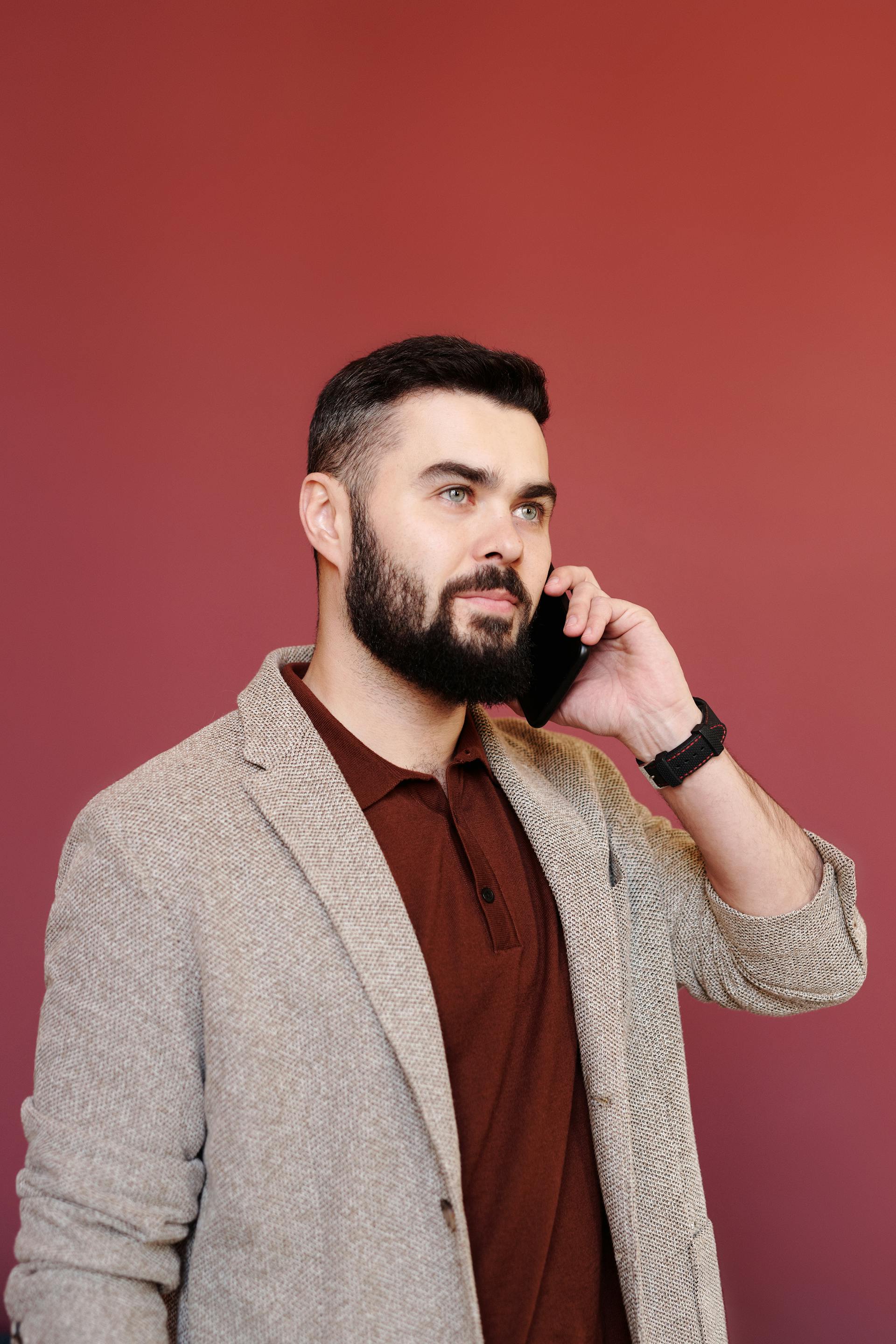 Un homme parlant au téléphone | Source : Pexels