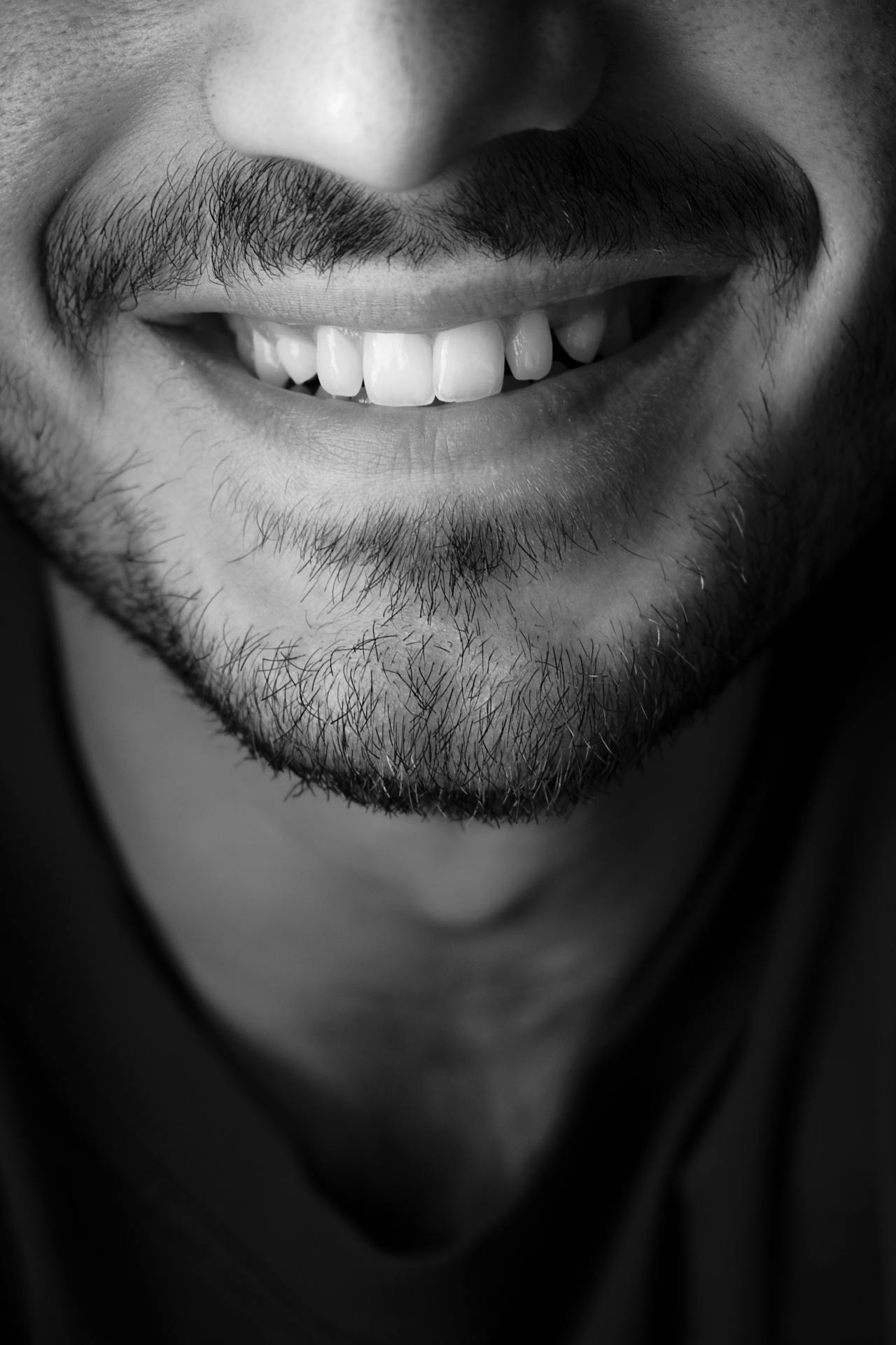 Gros plan sur un homme ravi qui sourit | Source : Pexels