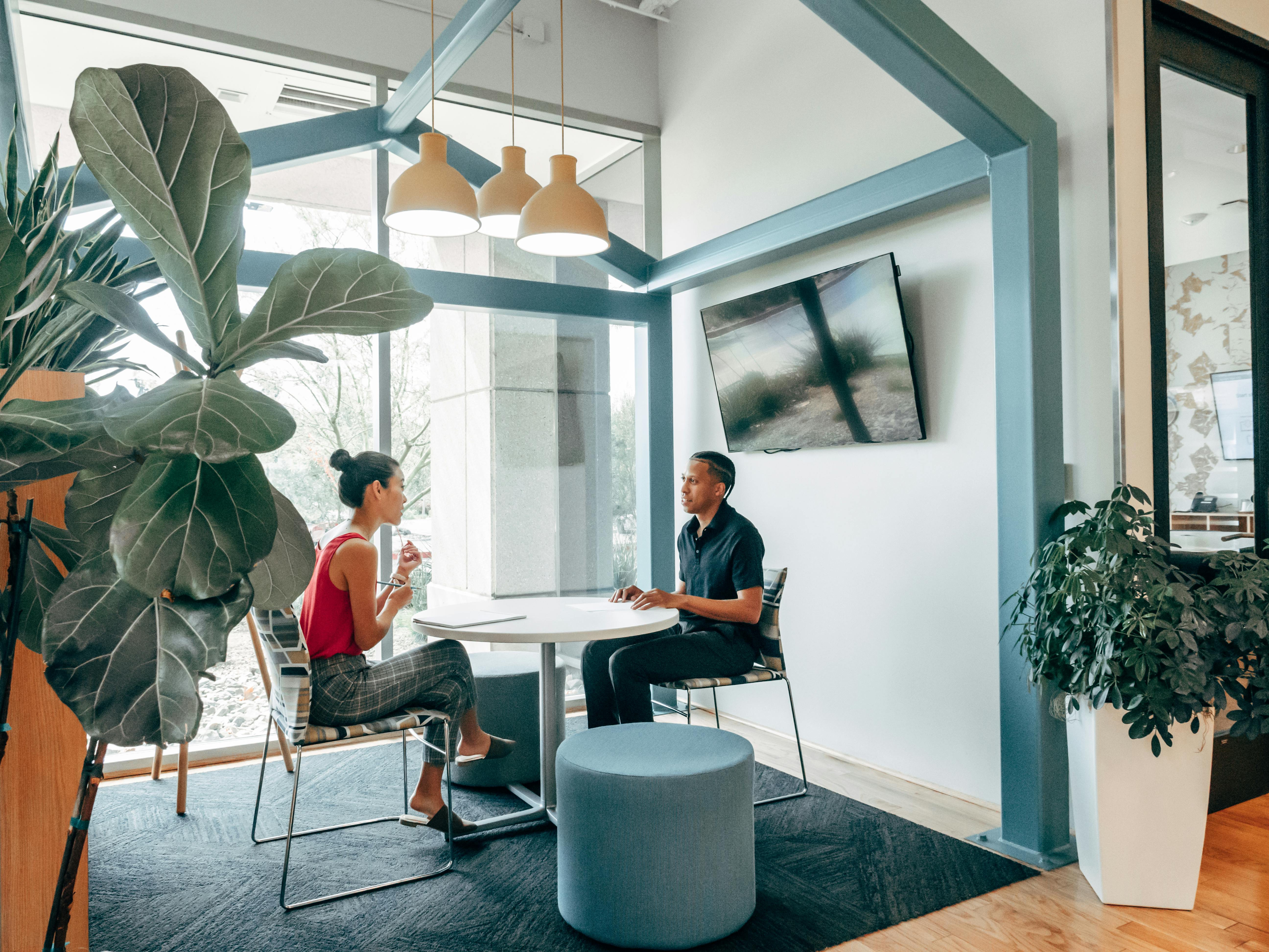 Un homme et une femme en réunion dans un bureau | Source : Pexels