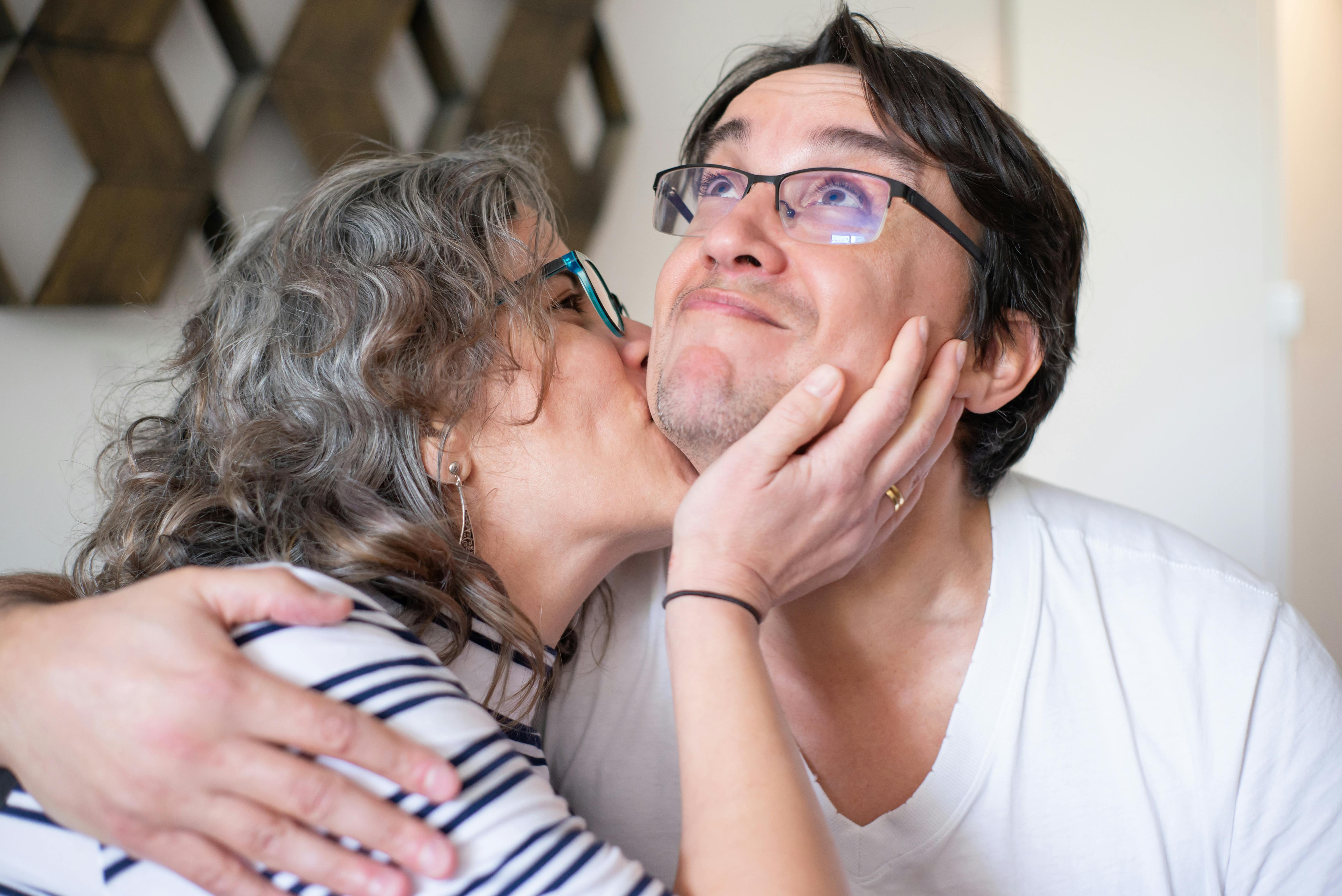 Une femme embrassant un homme sur la joue | Source : Pexels