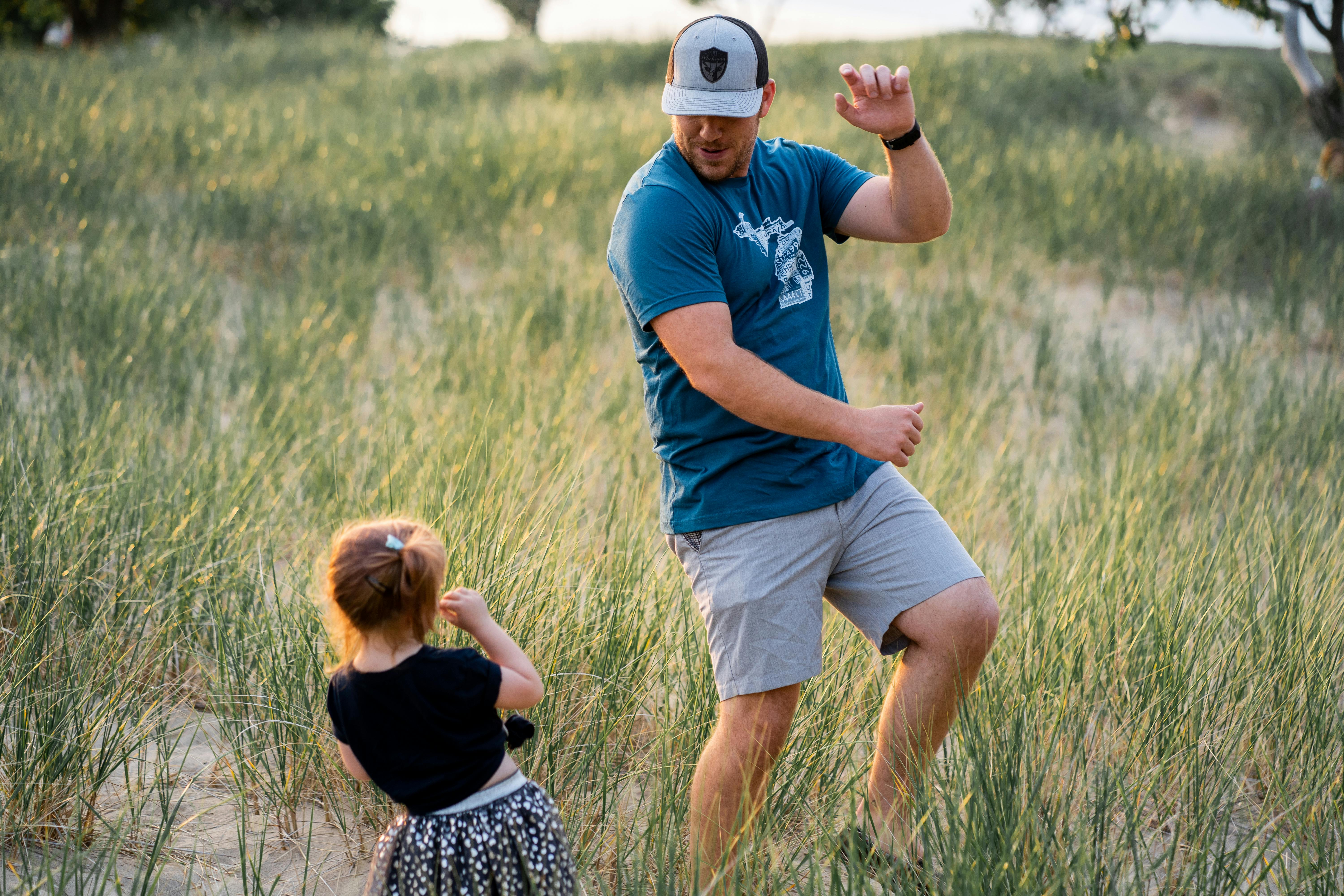 Un homme se lie avec sa fille | Source : Pexels
