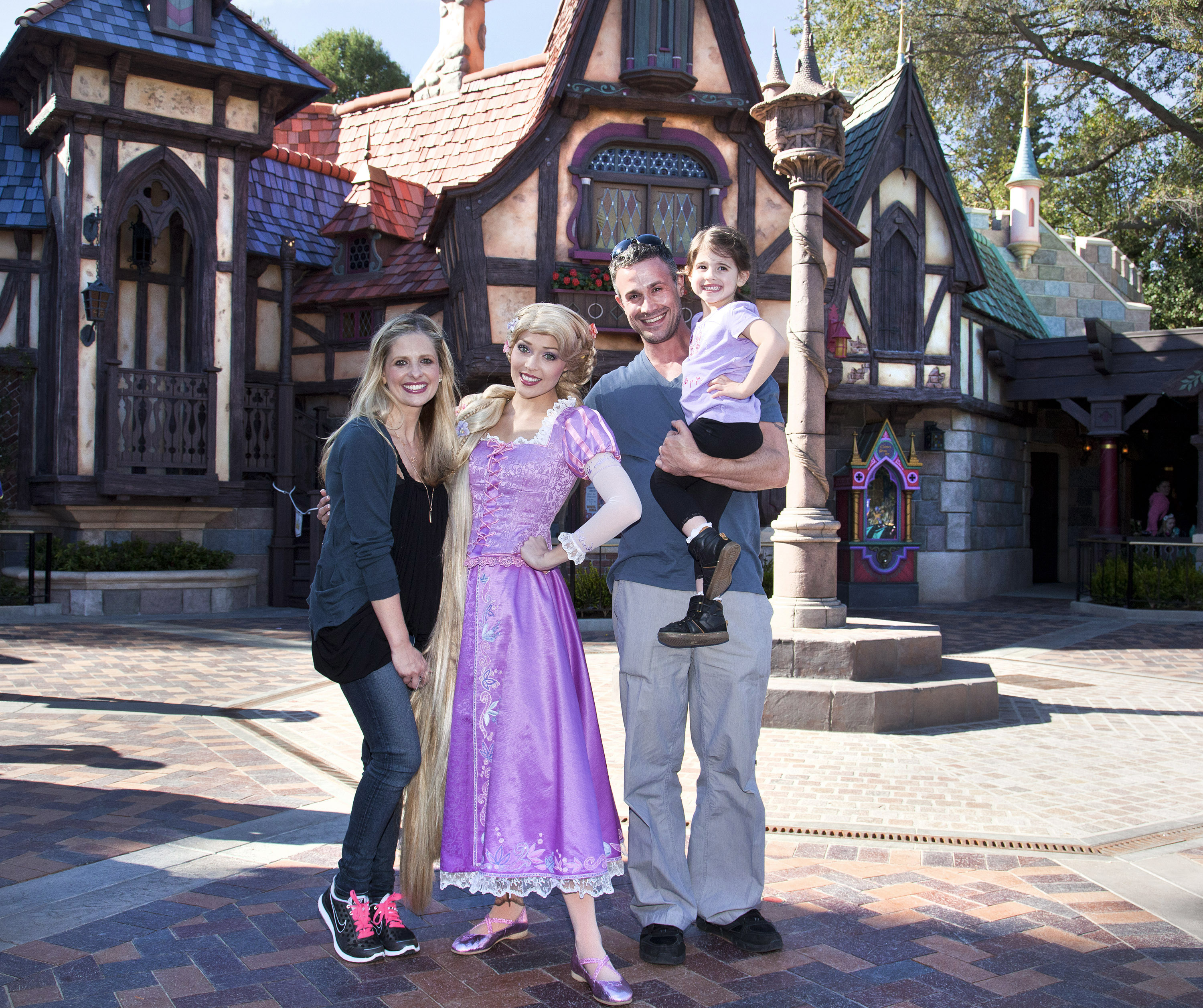 L'acteur en compagnie de sa femme et de sa fille aînée à l'attraction « Fantasy Faire » de Disneyland, le 6 mars 2013 à Anaheim, en Californie. | Source : Getty Images