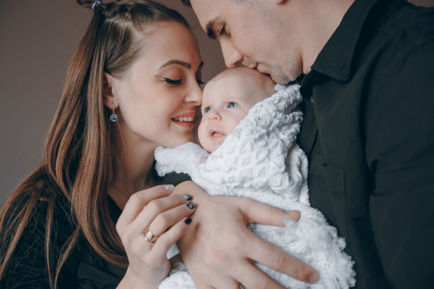 Un couple tenant un bébé | Source : Freepik