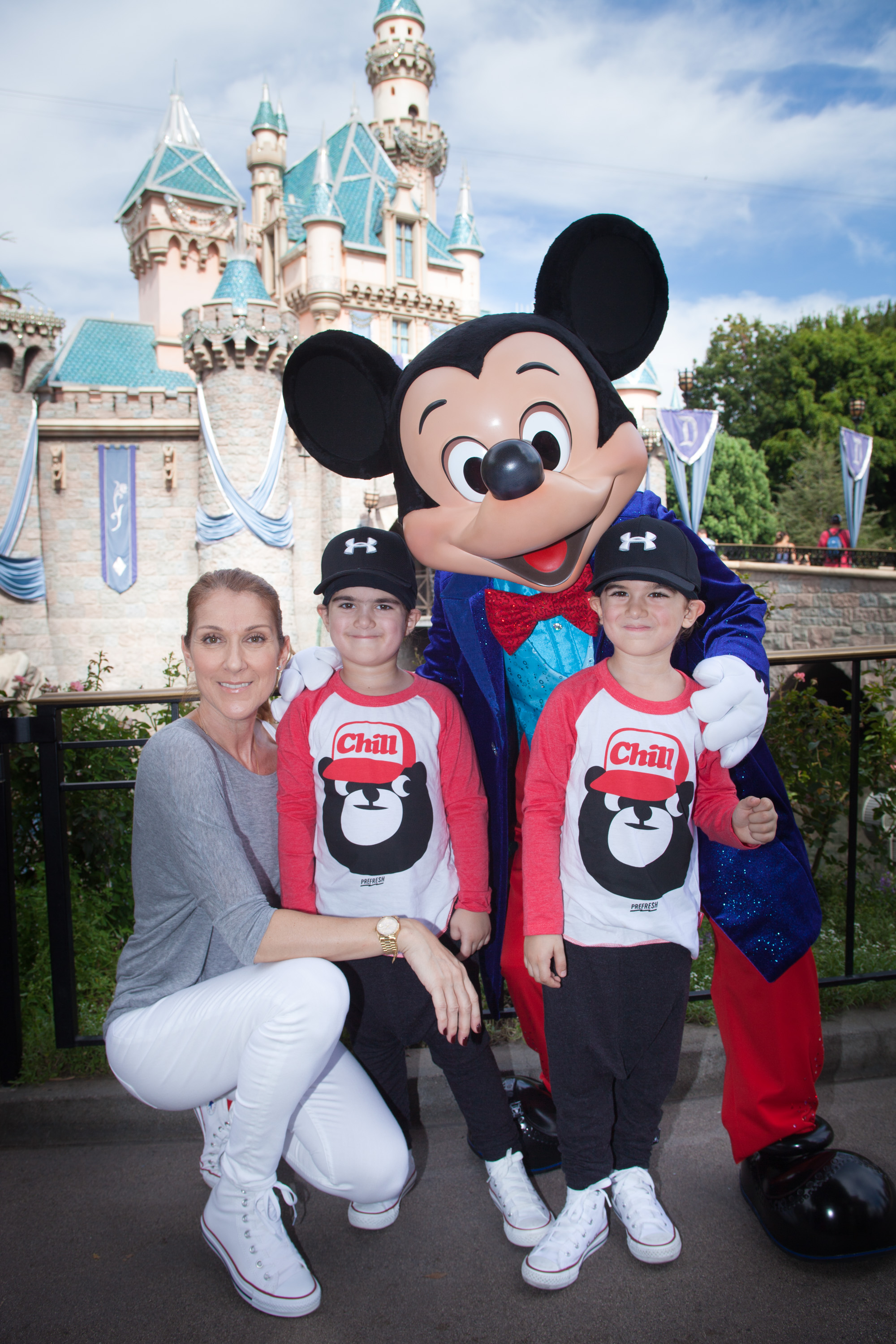 Céline Dion avec ses jumeaux, Eddy et Nelson, lors de la célébration des 60 ans de Disneyland Resort, le 5 septembre 2016. | Source : Getty Images