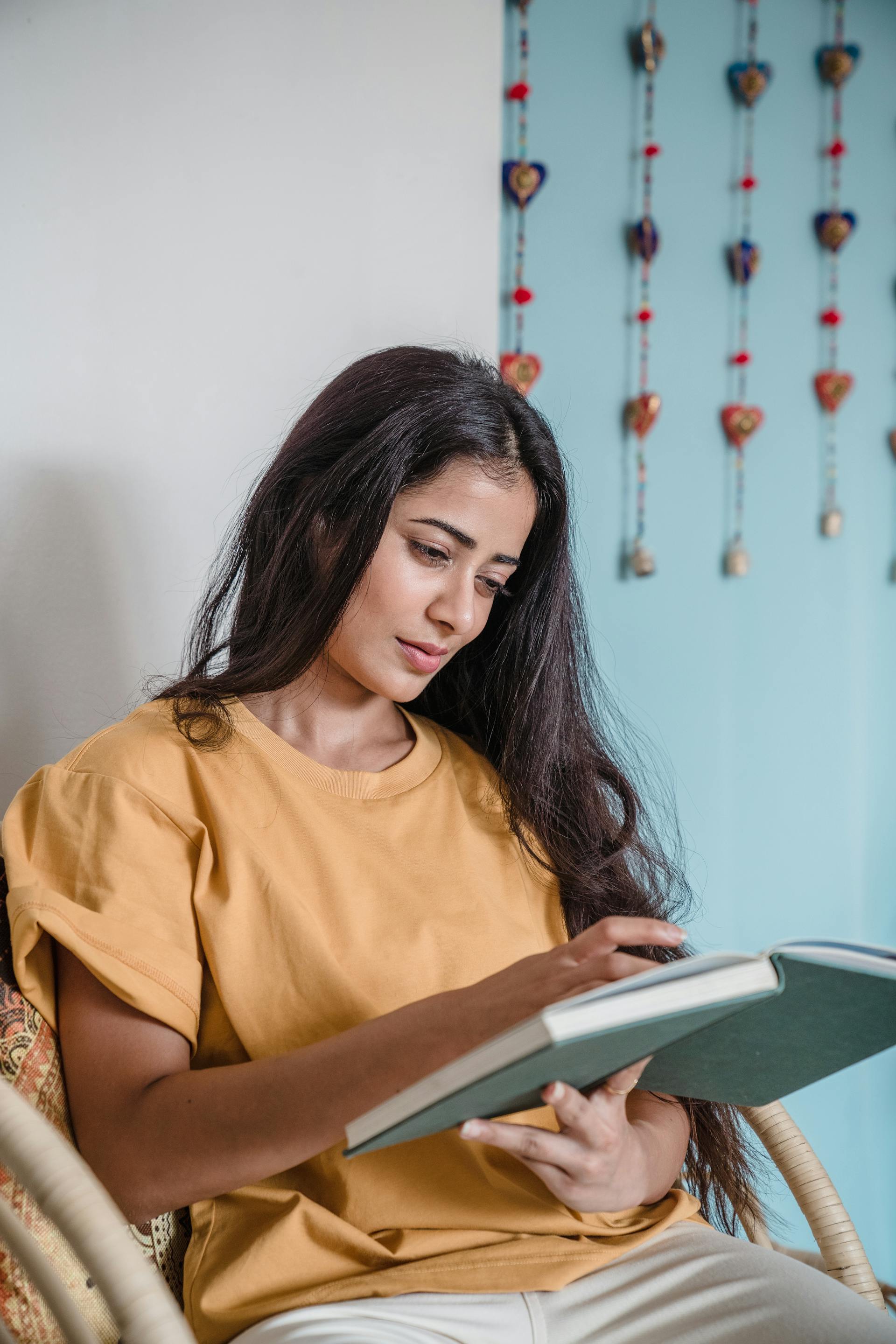 Une femme feuilletant un livre | Source : Pexels
