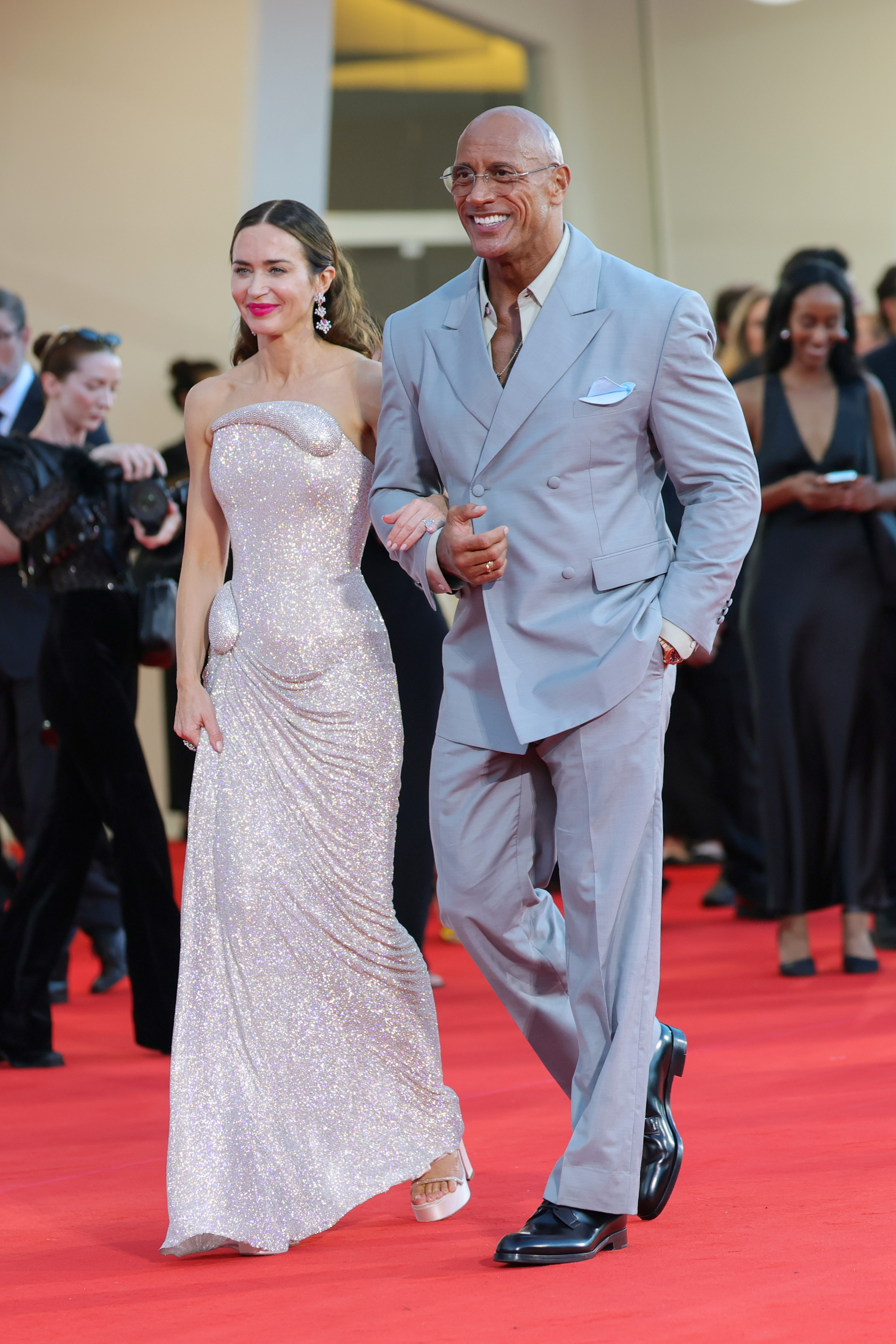 Emily Blunt et Dwayne Johnson assistent au tapis rouge de « The Smashing Machine » le 1er septembre 2025. | Source : Getty Images