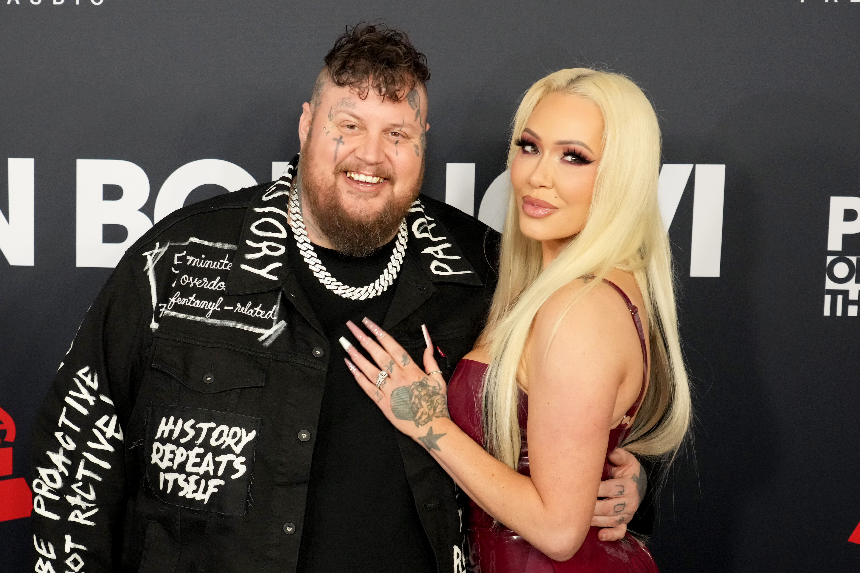 Jelly Roll et Bunnie XO font leur apparition ensemble sur le tapis rouge. En février, il l'a remerciée, les larmes aux yeux, d'avoir changé sa vie alors qu'il recevait un Grammy Award. | Source : Getty Images