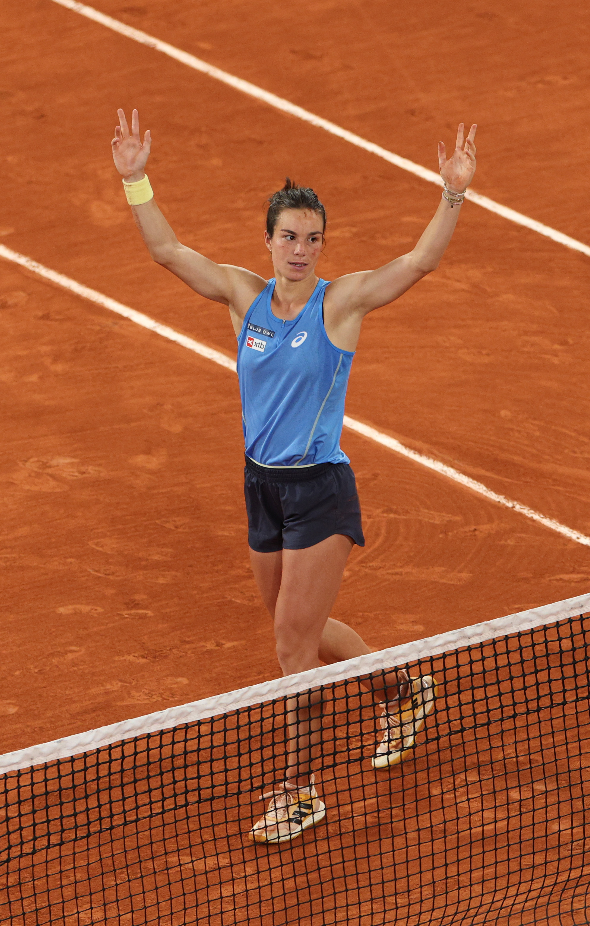 La Française Loïs Boisson célèbre sa victoire contre Mirra Andreeva lors de leur match de quart de finale, le 11e jour de Roland-Garros, le 4 juin 2025 à Paris, en France I Source : Getty Images