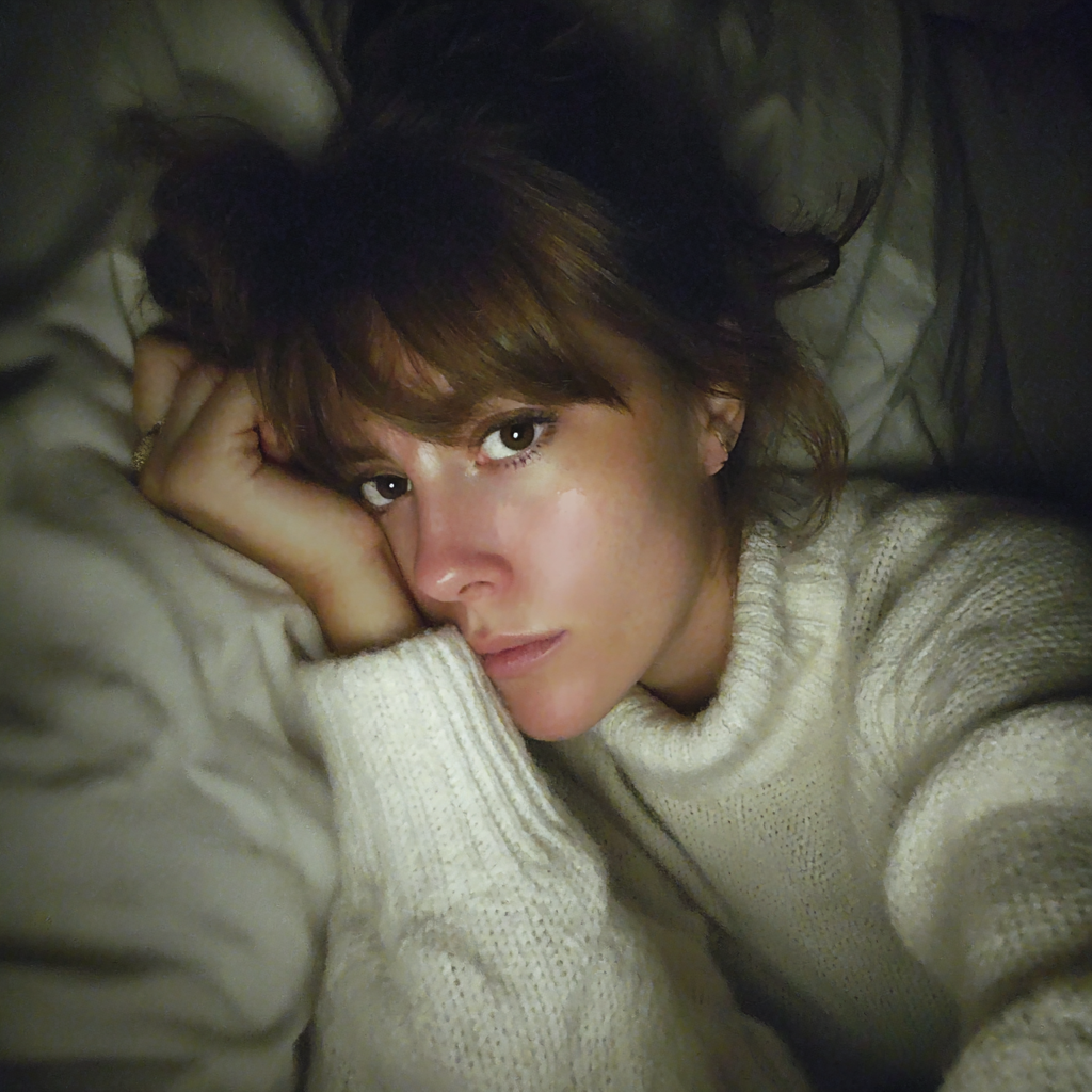 Une femme allongée dans son lit | Source : Midjourney