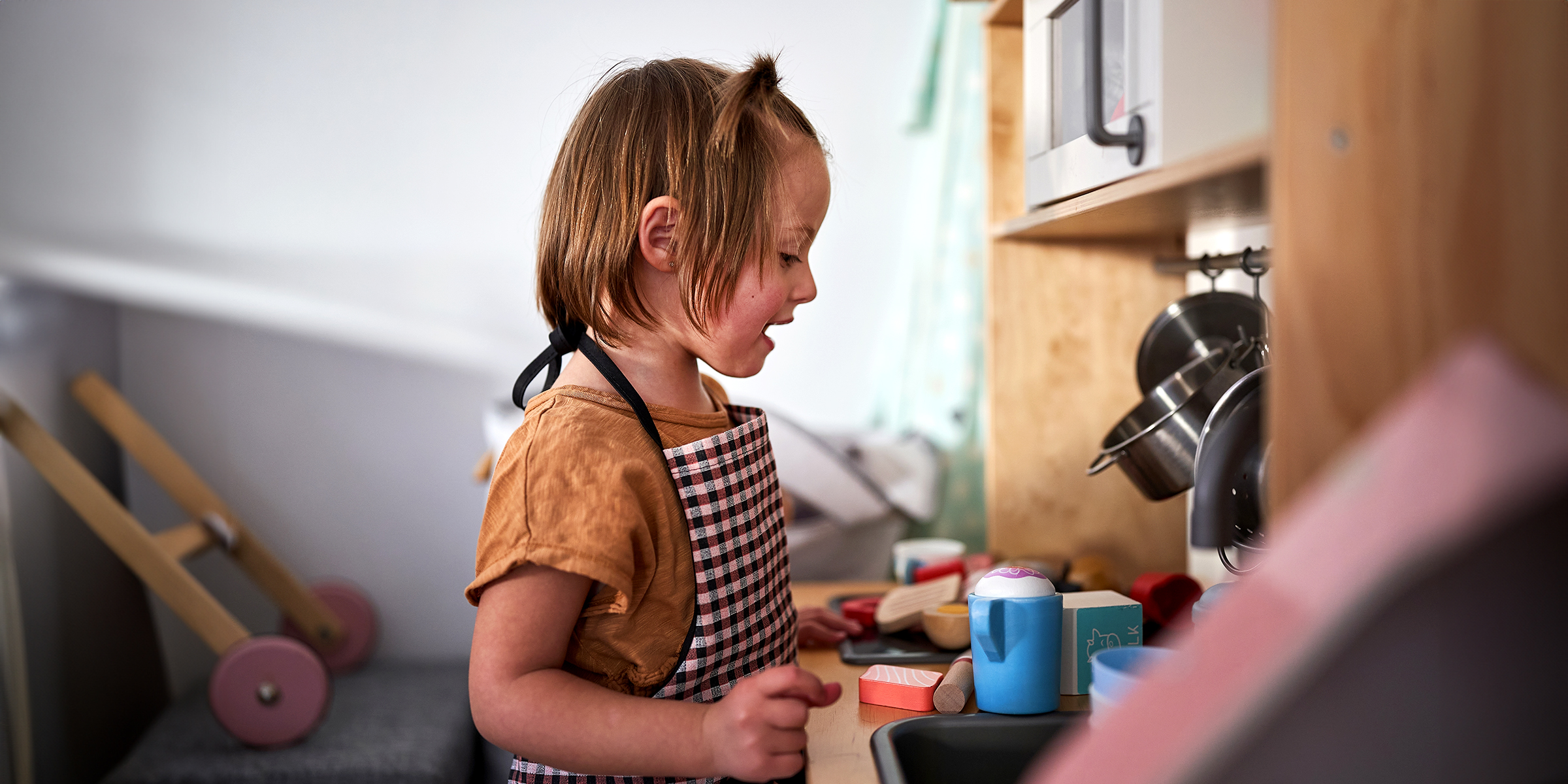 Une petite fille qui joue avec sa petite cuisine | Source : Shutterstock