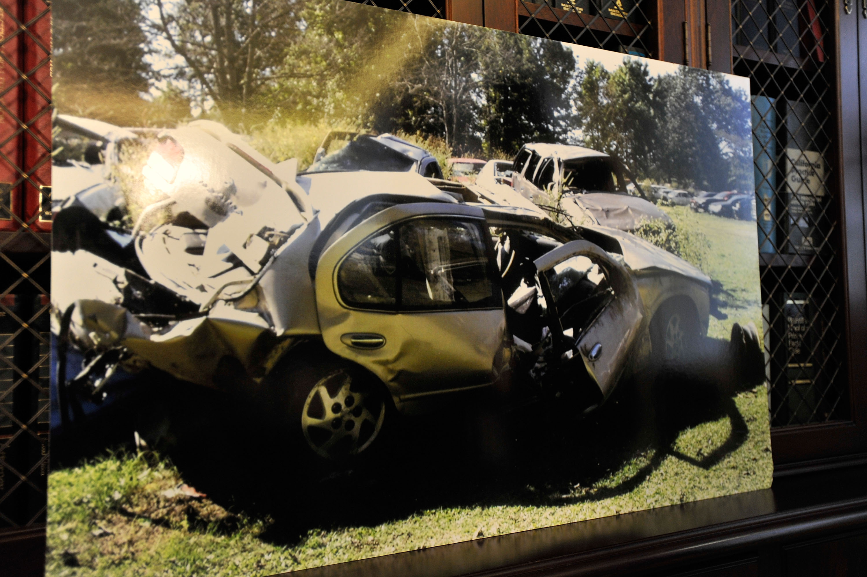 Photos de l'épave de la voiture impliquée dans l'accident de Morgan Freeman partagées le 25 février 2009 à Los Angeles, Californie. | Source : Getty Images