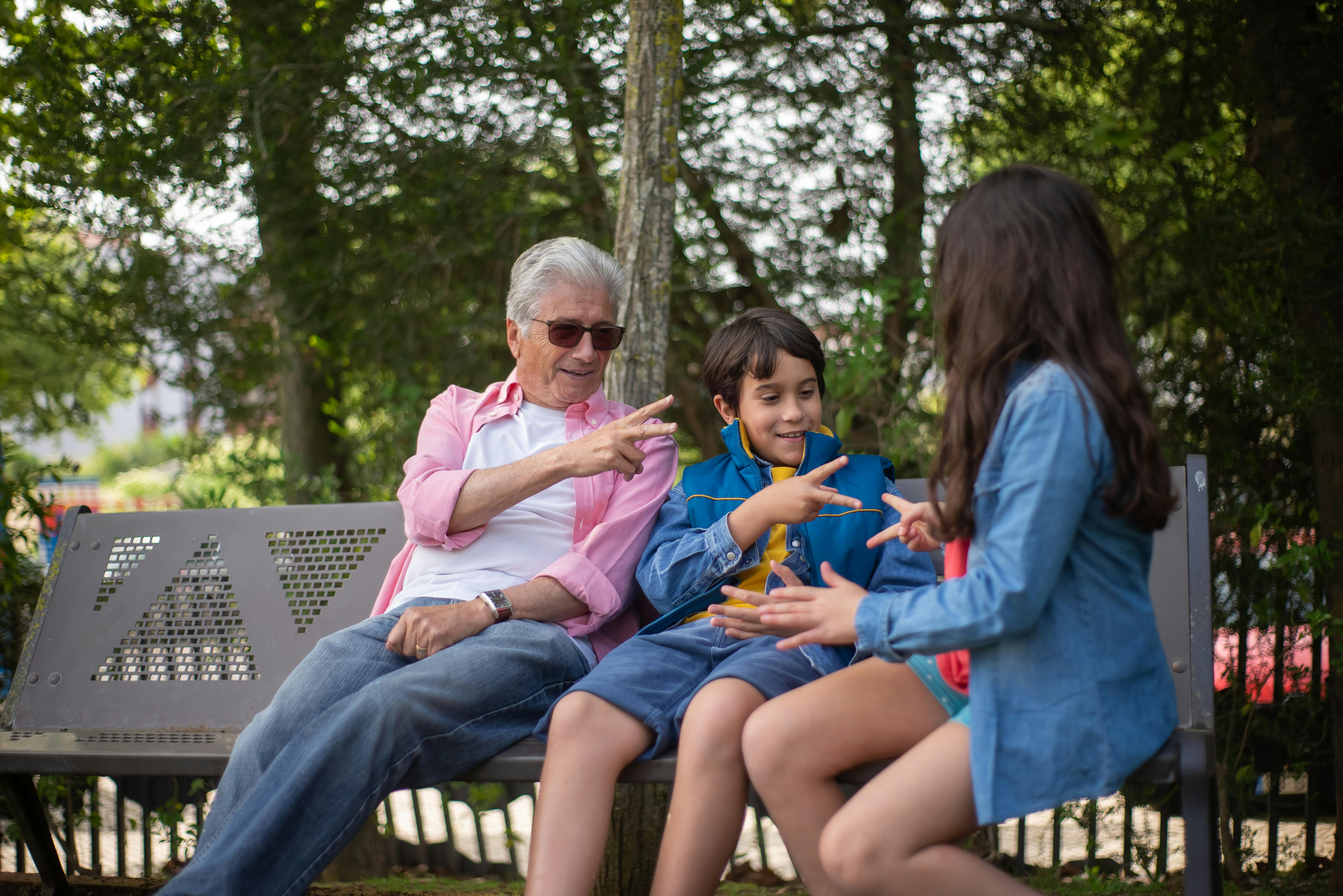 Grand-père créant des liens avec ses petits-enfants | Source : Pexels