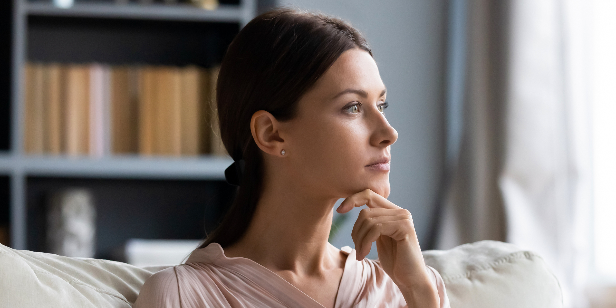 Une femme qui réfléchit | Source : Shutterstock