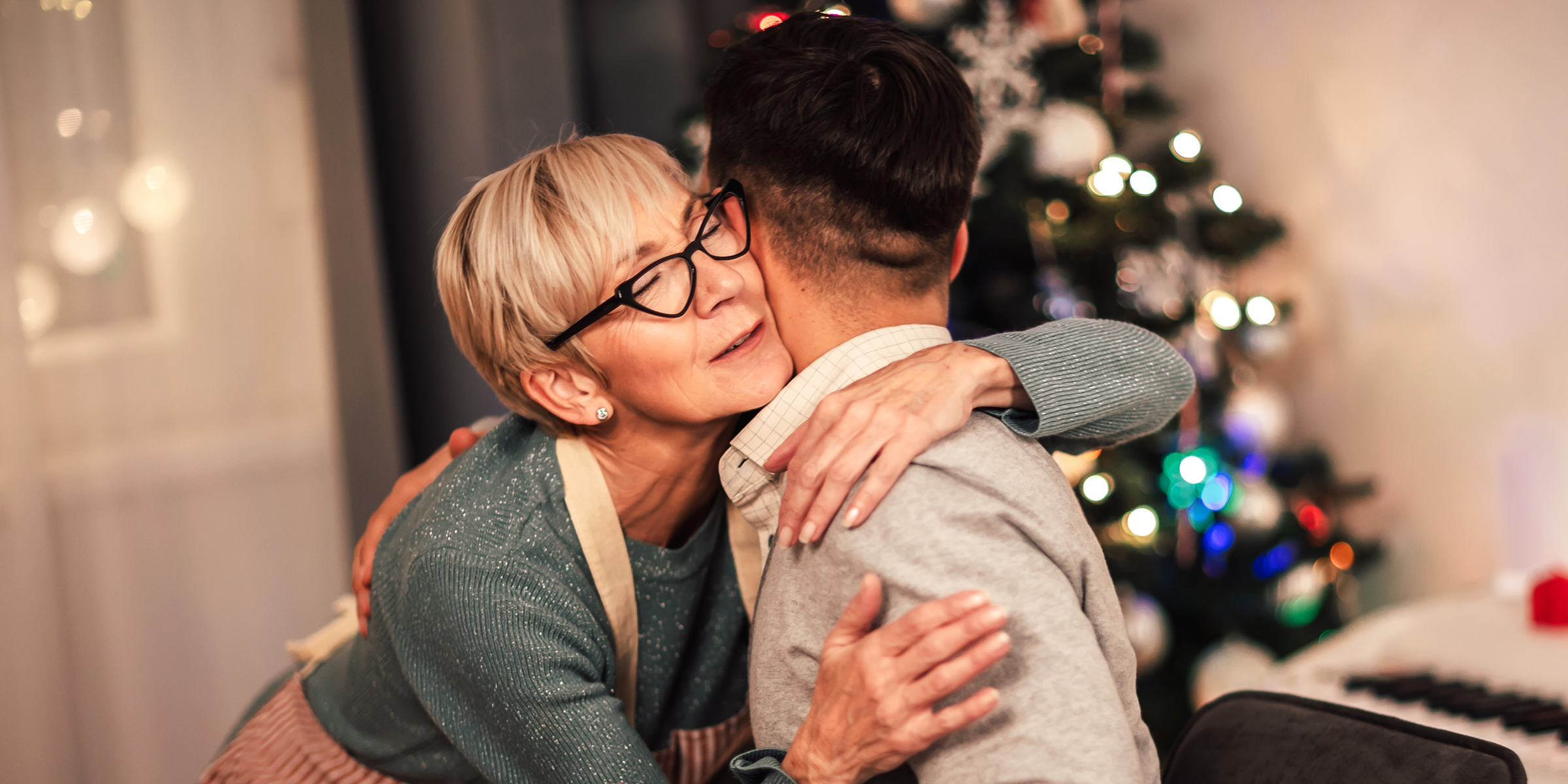 Une femme serrant son fils dans ses bras | Source : Shutterstock