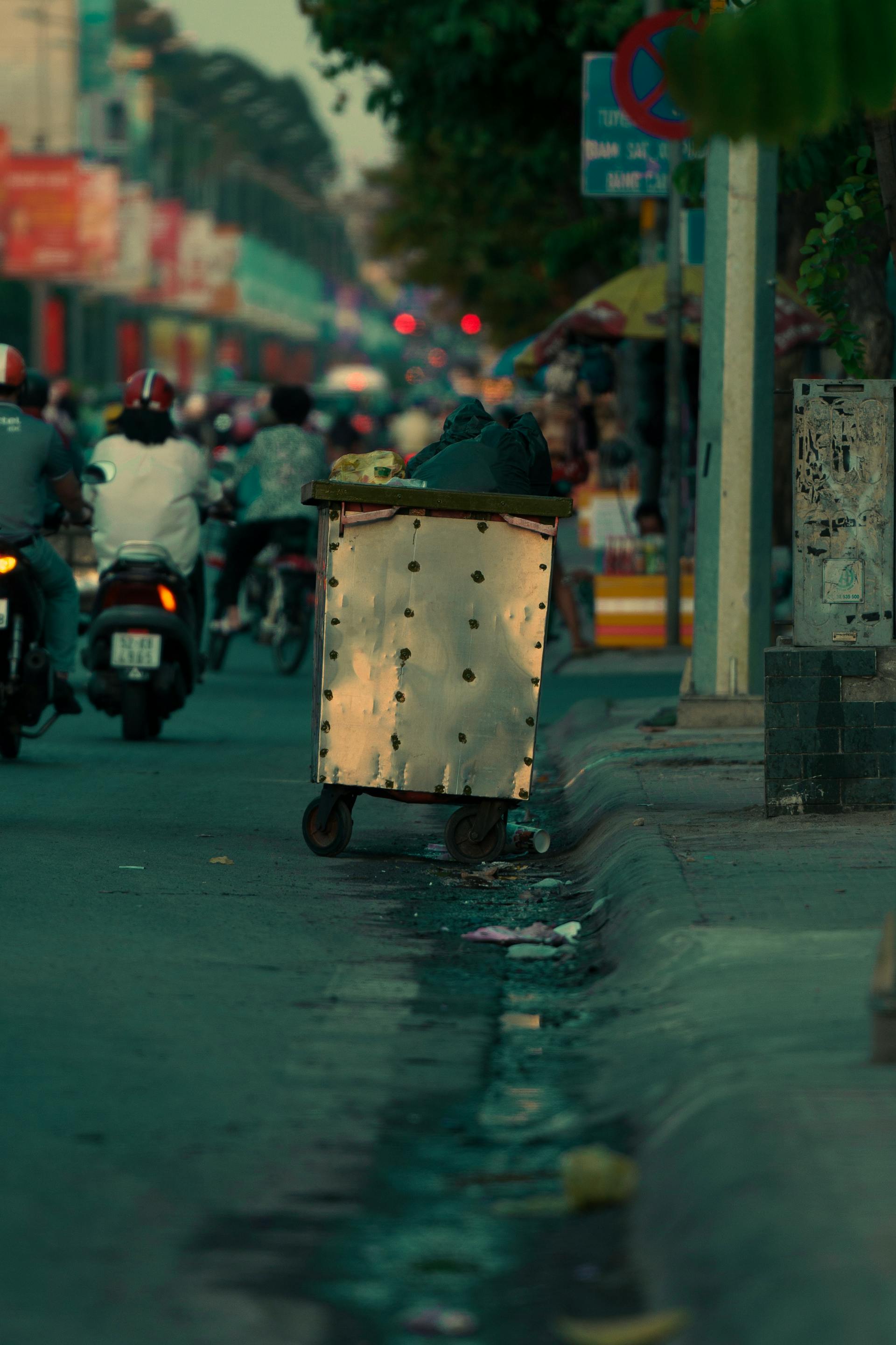 Une benne à ordures dans une rue | Source : Pexels