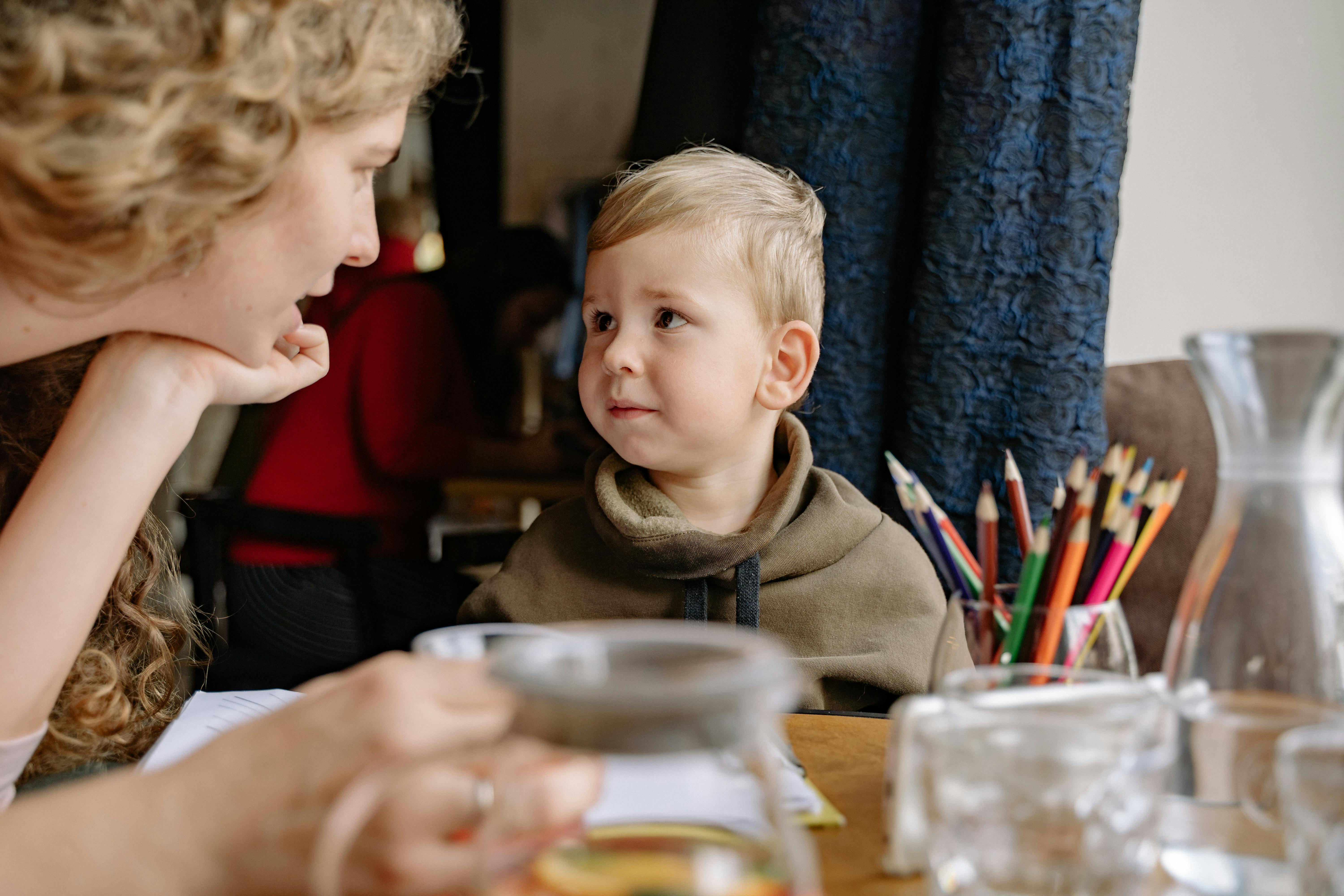 Une mère s'occupant de son fils | Source : Pexels