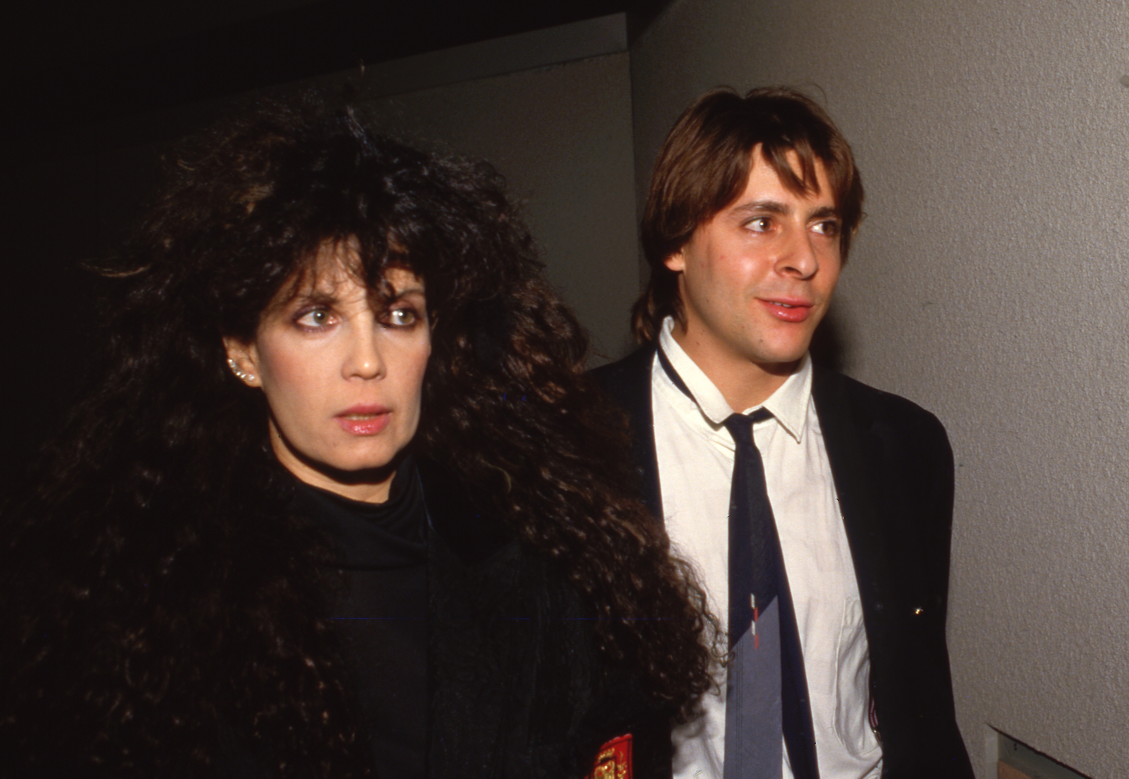 Le 26 mars 1987, il est apparu dans un costume impeccable aux côtés de la créatrice de bijoux Loree Rodkin, sous les flashs des photographes lors d'un événement organisé au plus fort de sa gloire, au milieu des années 80. | Source : Getty Images