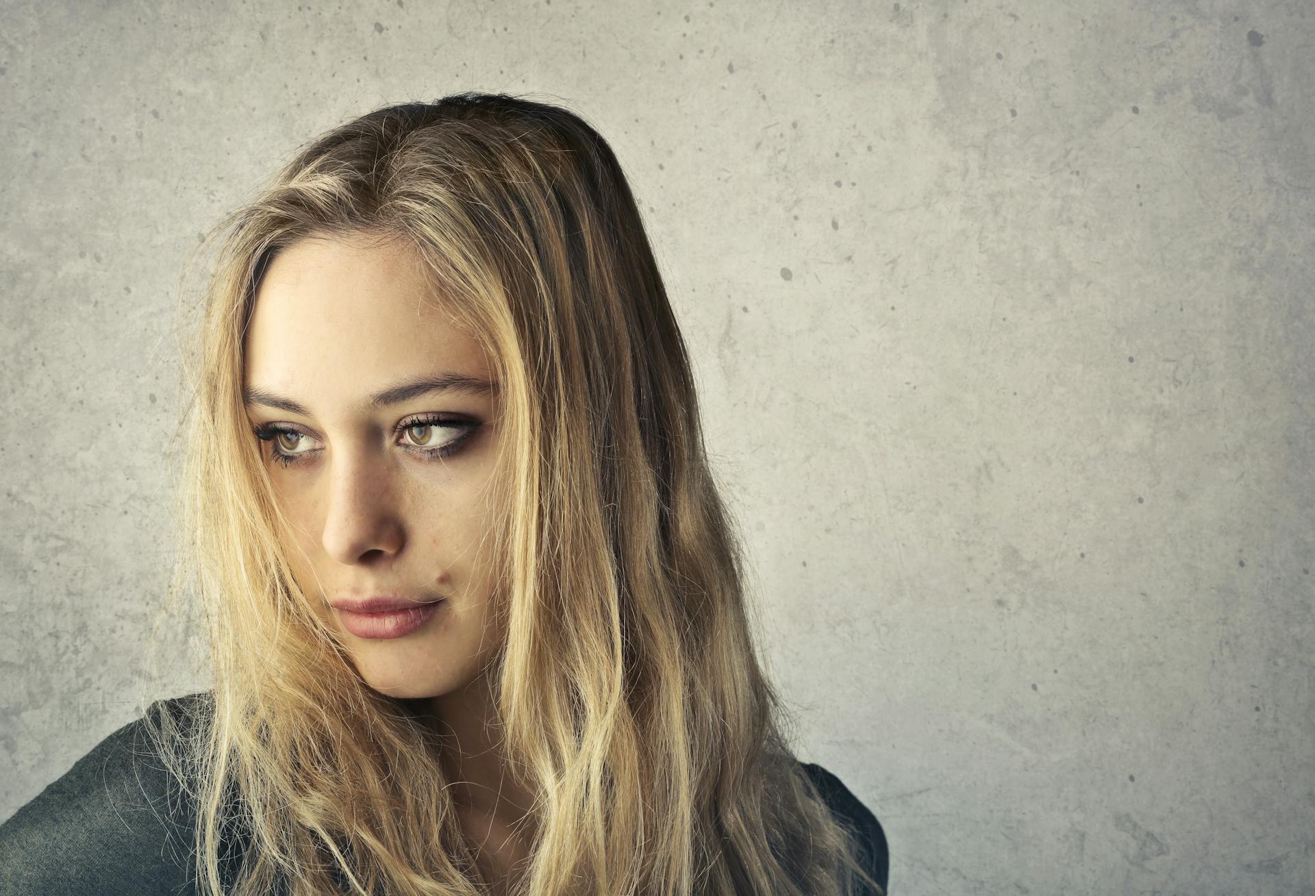 Une femme qui jette un coup d'œil à quelqu'un | Source : Pexels
