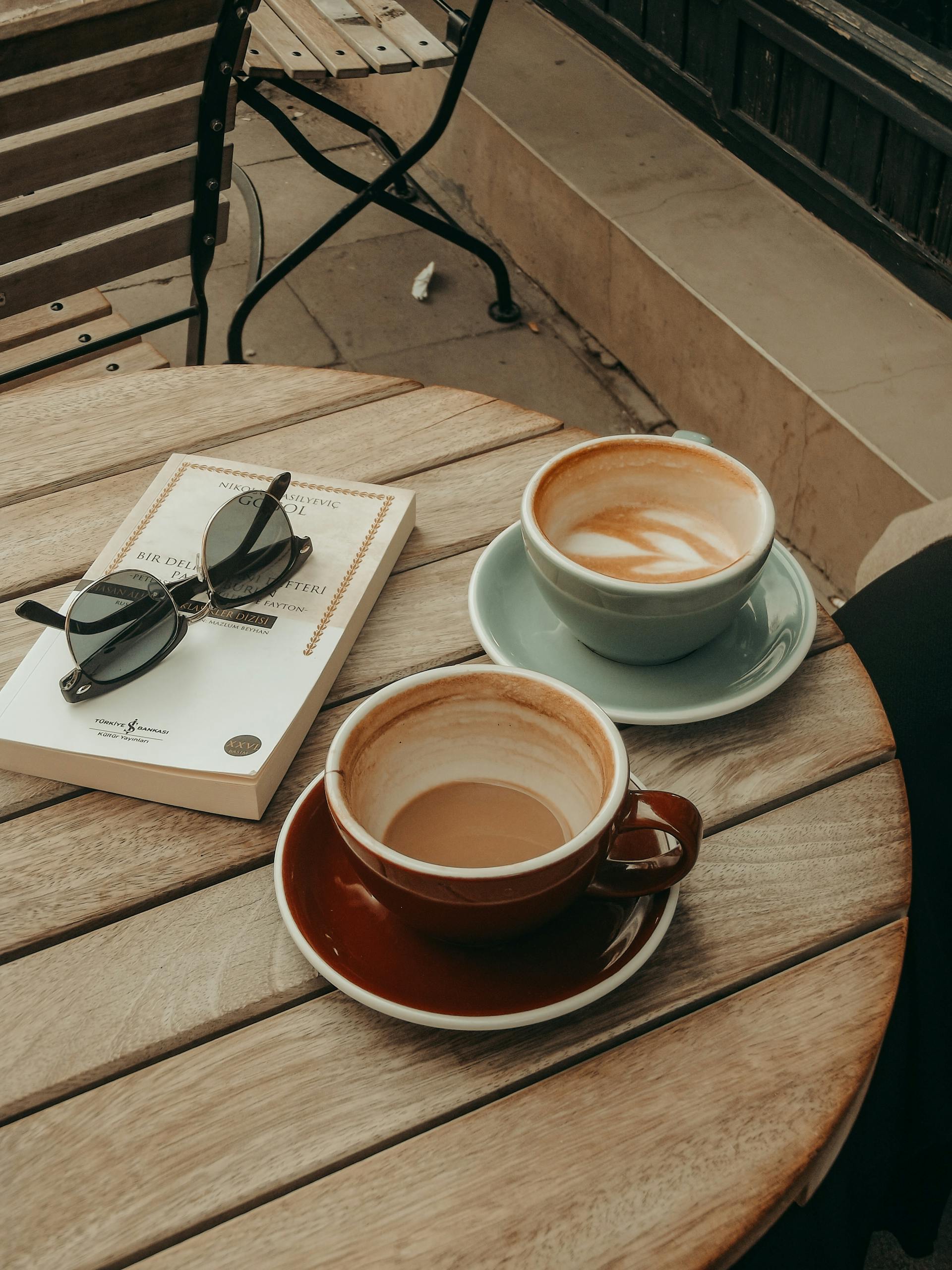 Deux tasses de café sur une table | Source : Pexels